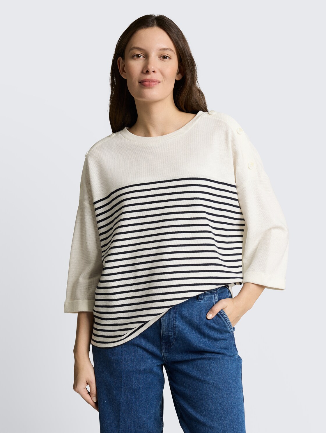Langarmshirt mit Streifenmuster - offwhite navy blue stripe - Ausschnitt Model-Vorderansicht