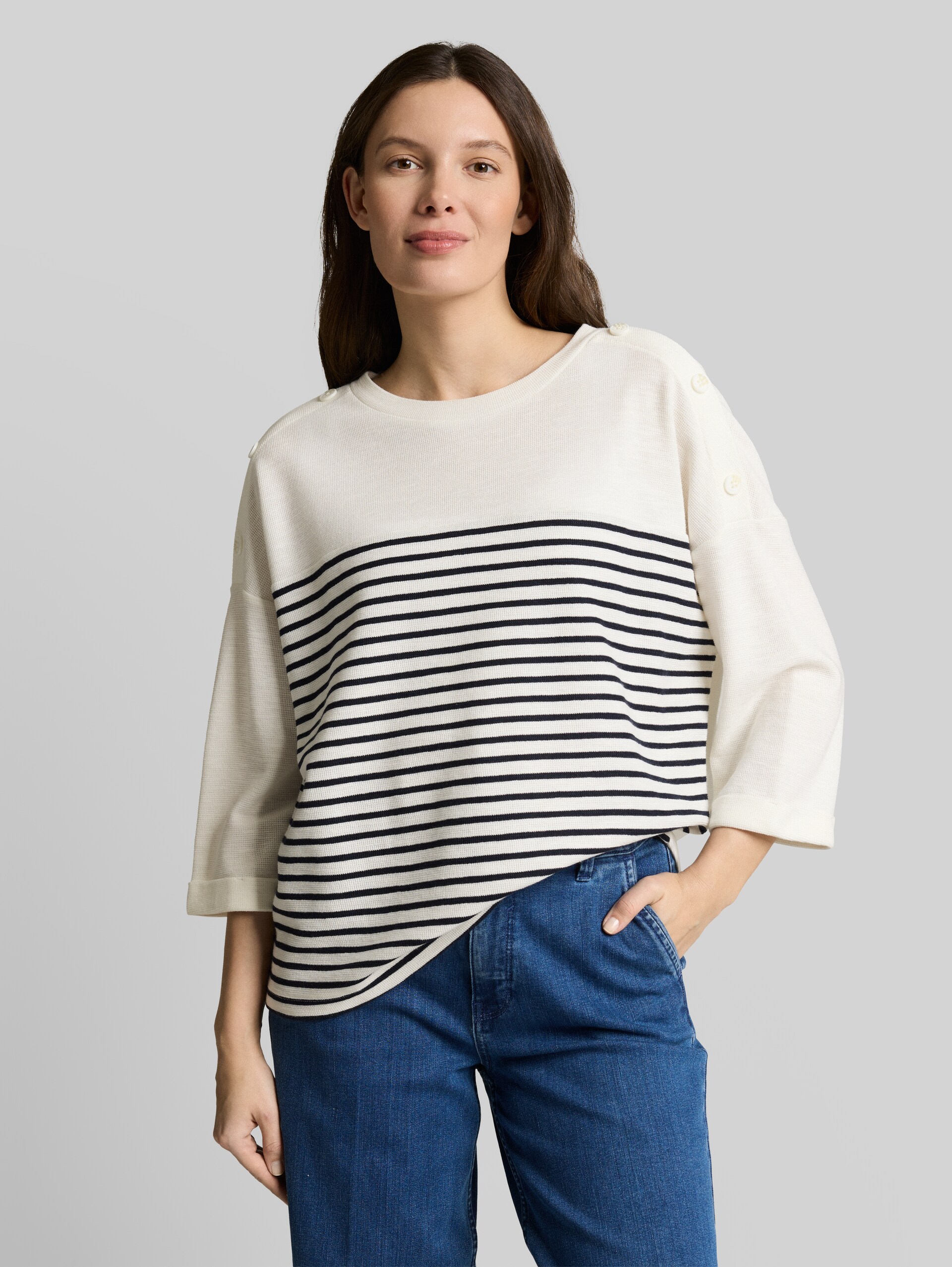 Long-sleeved shirt with striped pattern - offwhite navy blue stripe - Neckline model front view