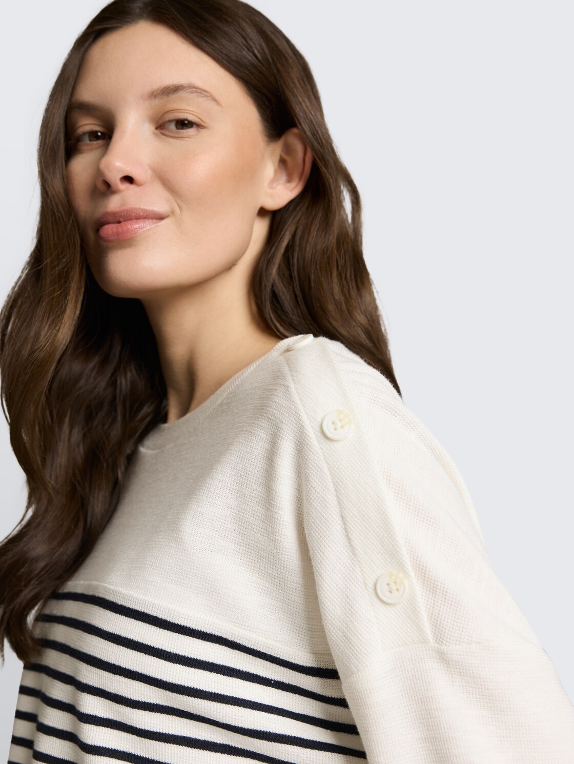 Langarmshirt mit Streifenmuster - offwhite navy blue stripe - Detail-Model-Ansicht