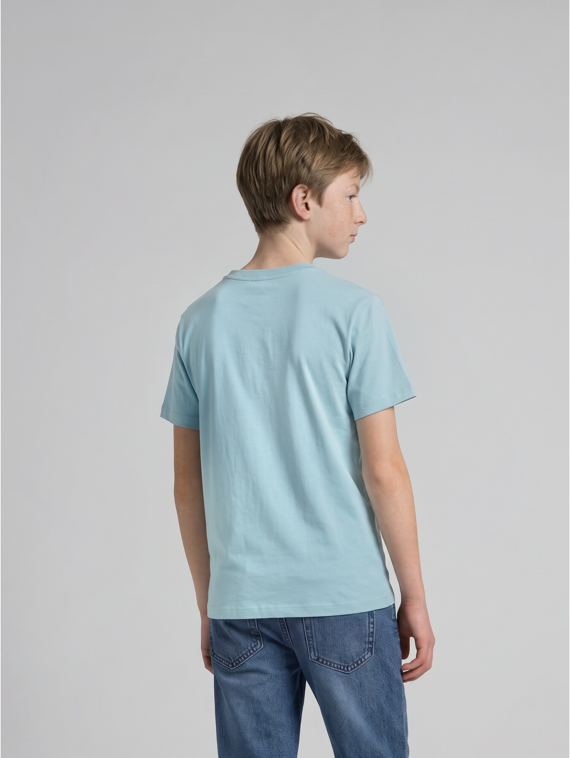 T-Shirt mit Print aus Baumwolle - light teal - Auschnitt Model-Rückansicht