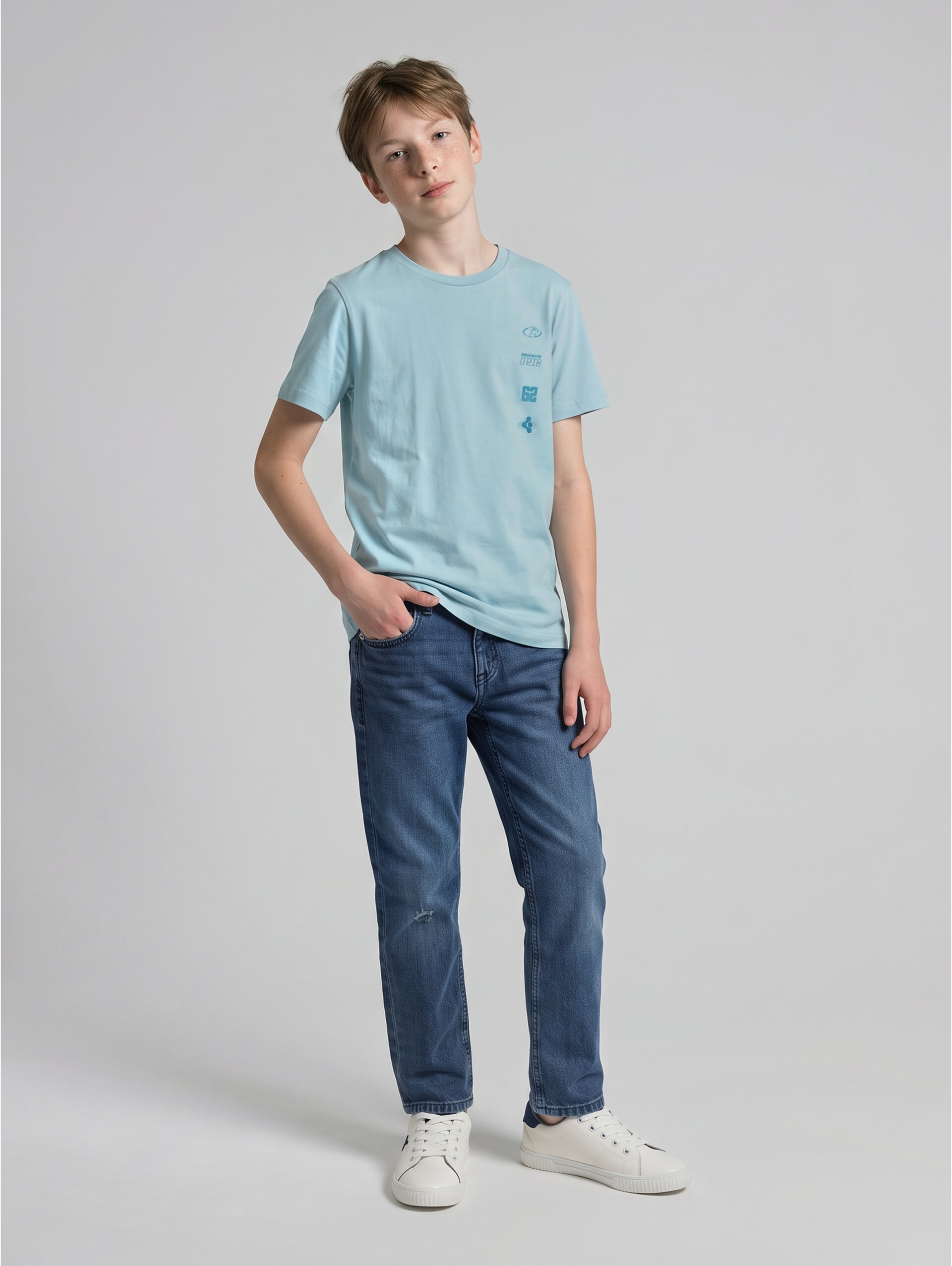 T-Shirt mit Print aus Baumwolle - light teal - Model-Vorderansicht