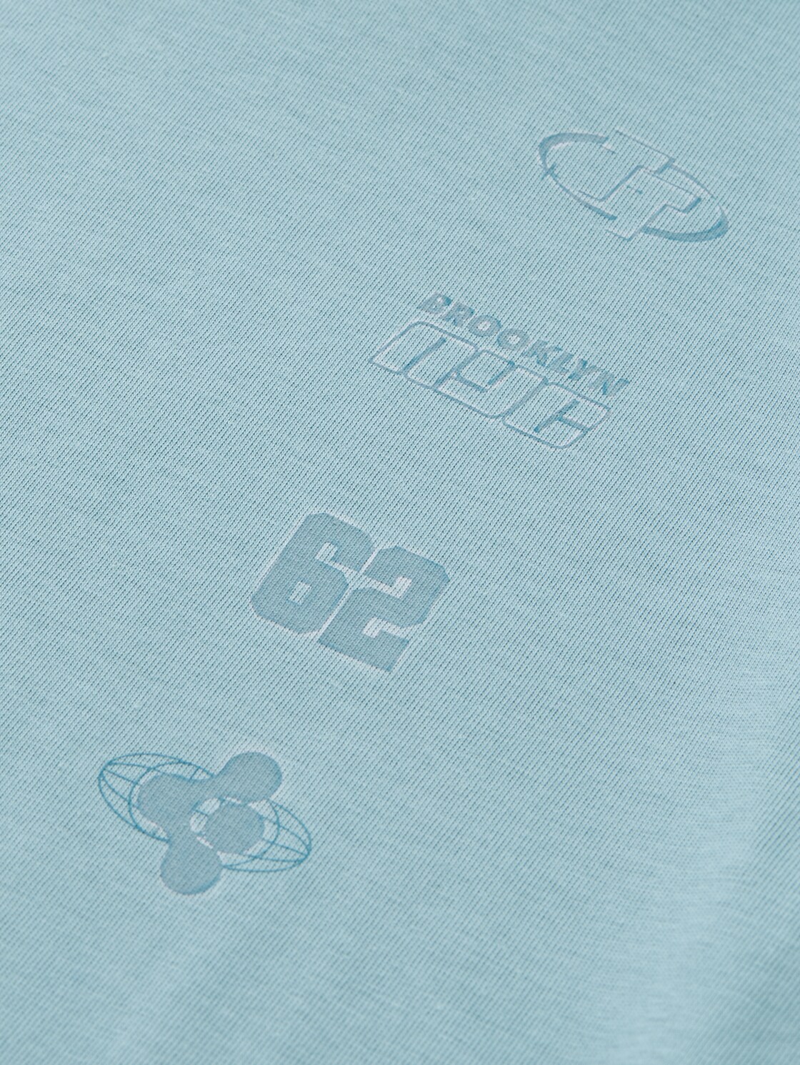 T-Shirt mit Print - light teal - Detail-Model-Ansicht