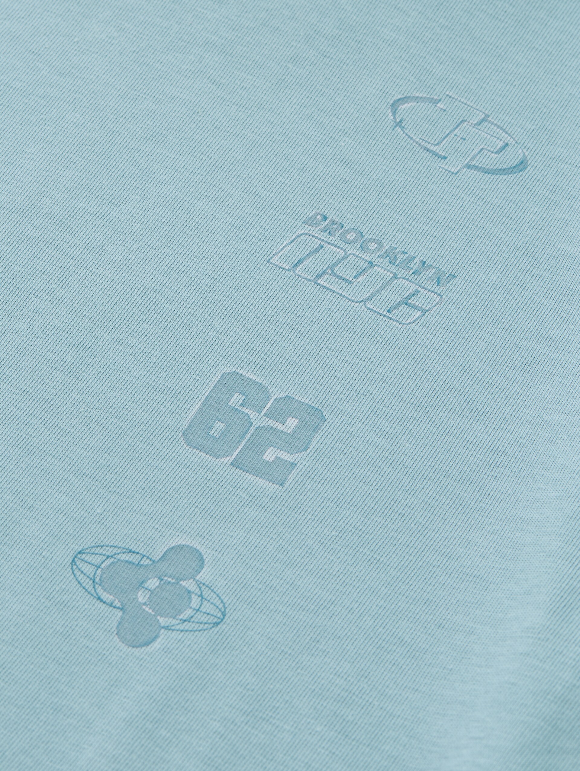 T-shirt with print - light teal - Detail model view
