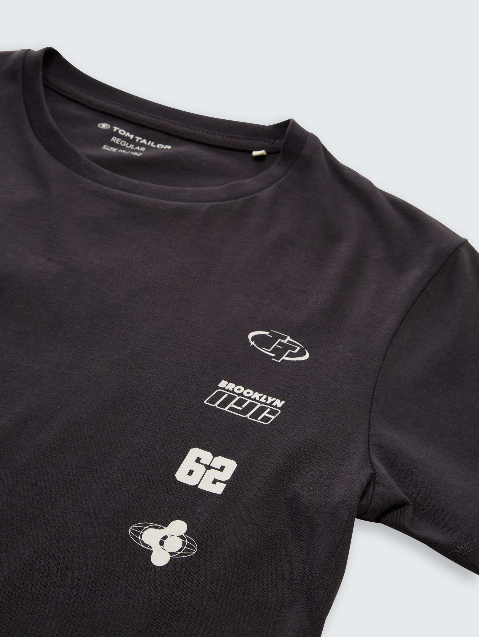 T-Shirt mit Print - coal grey - Detail-Model-Ansicht