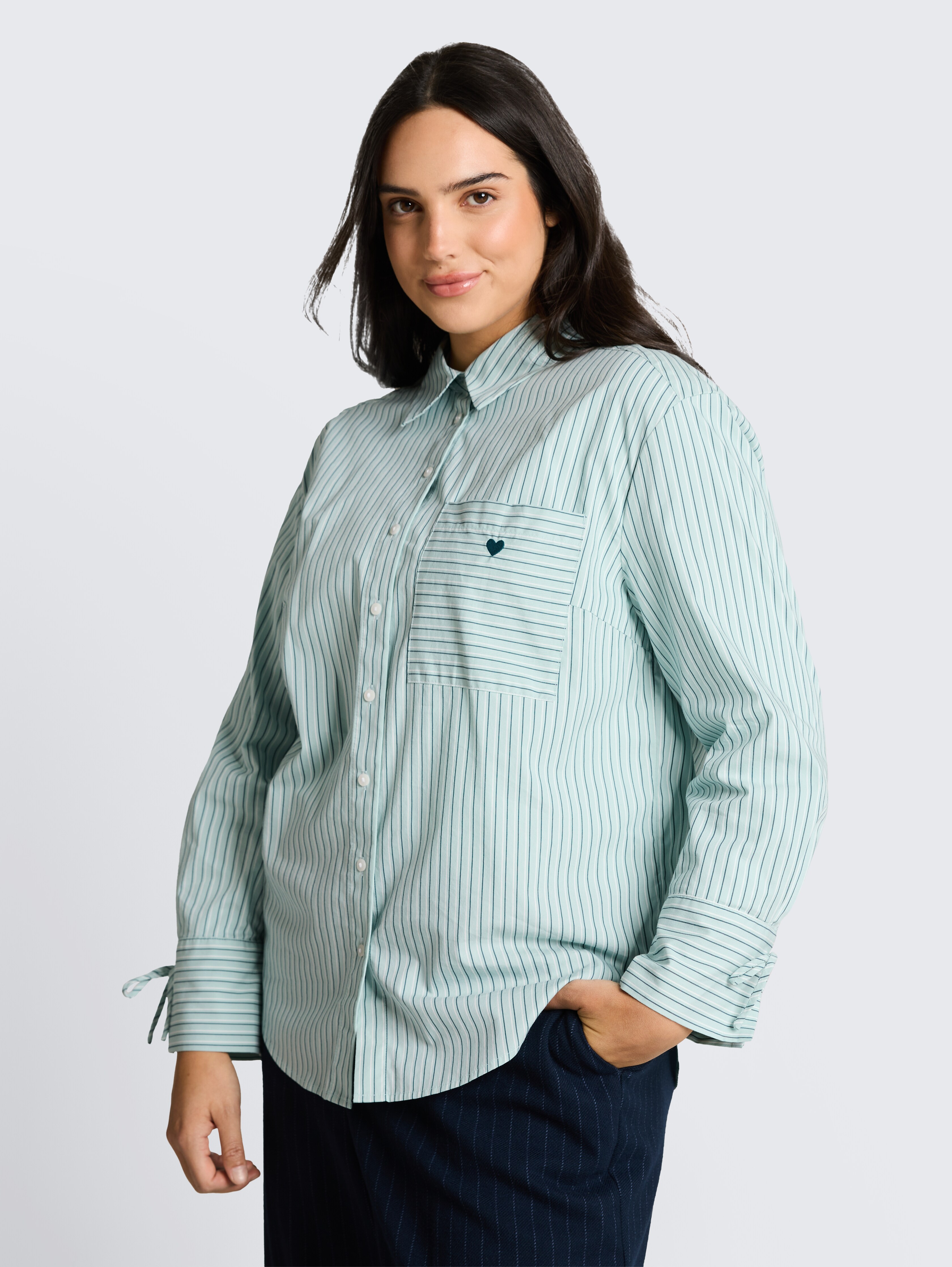 Plus Size - Oversize Hemdbluse mit Herz-Stickerei von Women Plus Size, blue haze irregular stripe