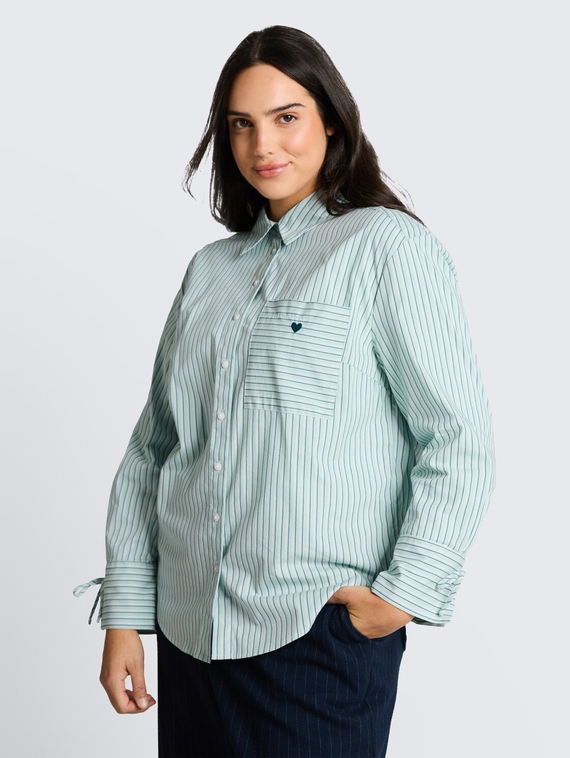 Plus Size - Oversize Hemdbluse mit Herz-Stickerei - blue haze irregular stripe - Ausschnitt Model-Vorderansicht