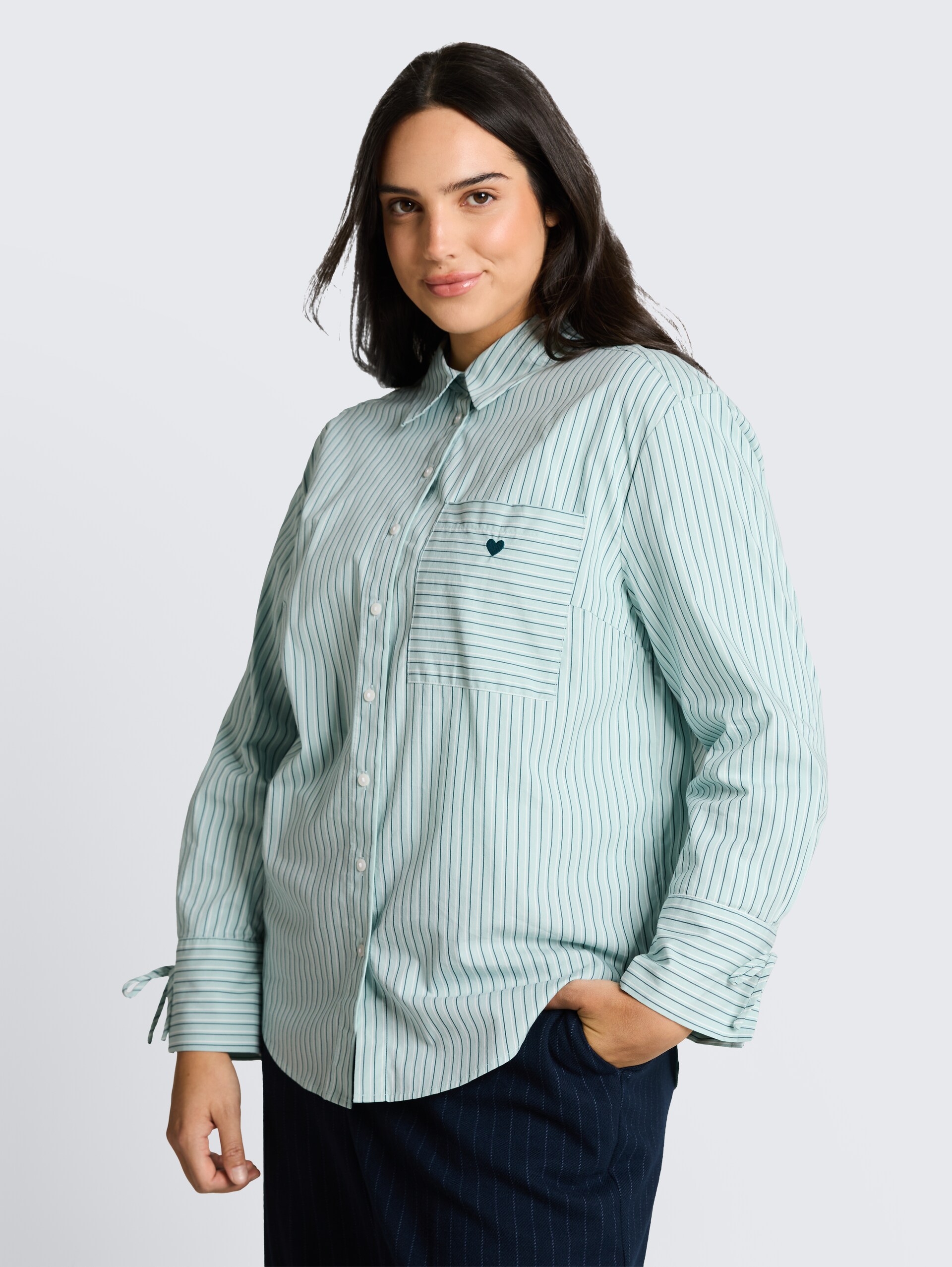 Plus Size - Oversize Hemdbluse mit Herz-Stickerei - blue haze irregular stripe - Ausschnitt Model-Vorderansicht