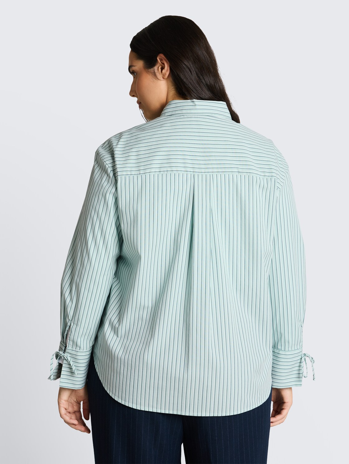 Plus Size - Oversize Hemdbluse mit Herz-Stickerei - blue haze irregular stripe - Auschnitt Model-Rückansicht