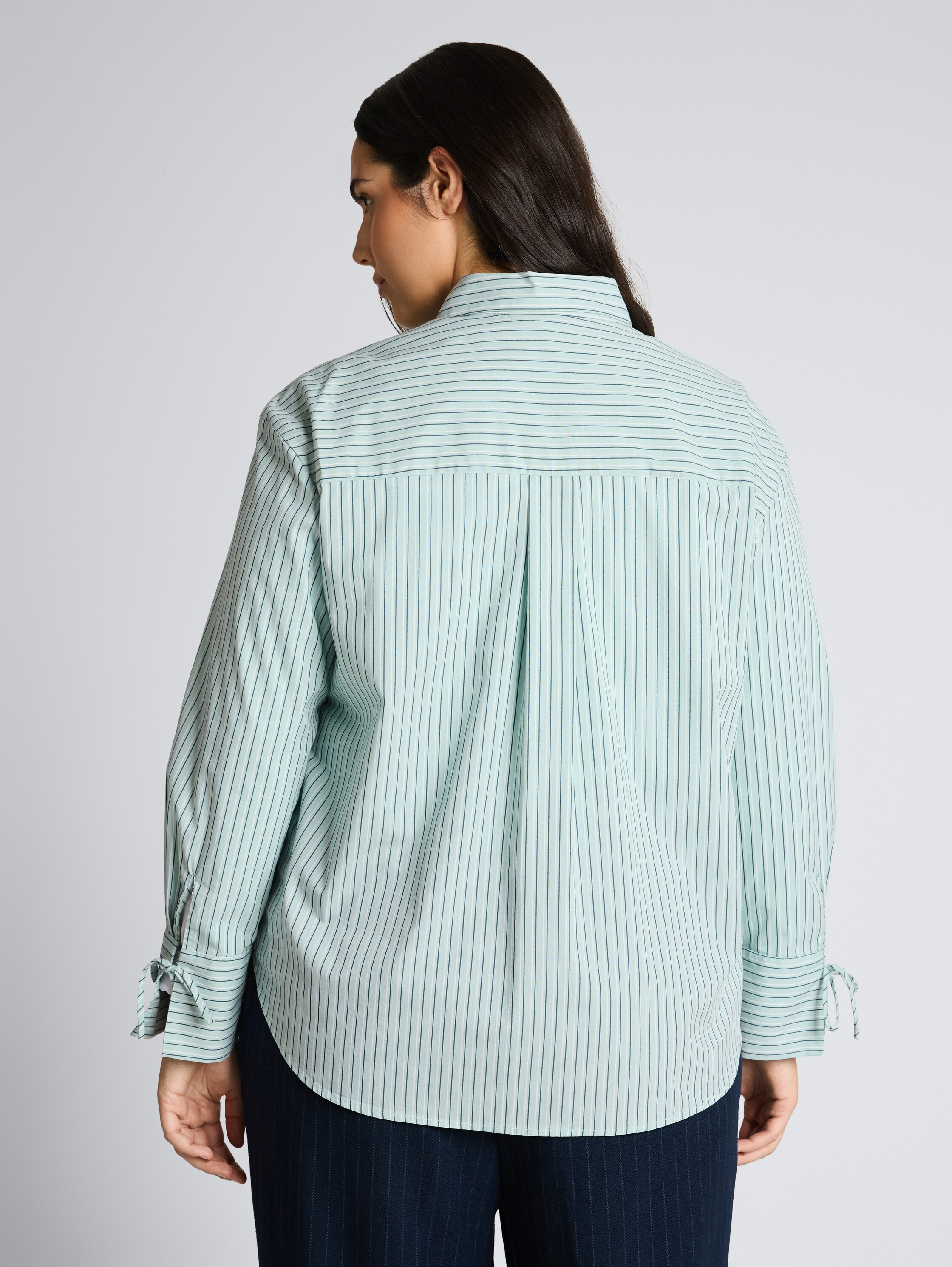 Plus Size - Oversize Hemdbluse mit Herz-Stickerei - blue haze irregular stripe - Auschnitt Model-Rückansicht