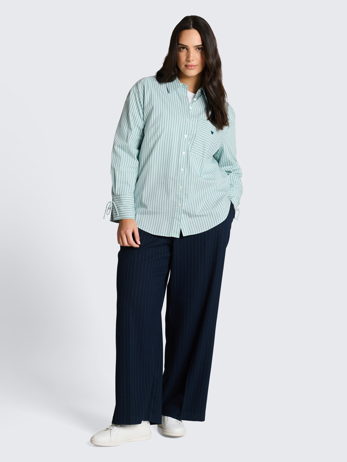Plus Size - Oversize Hemdbluse mit Herz-Stickerei - blue haze irregular stripe - Model-Vorderansicht
