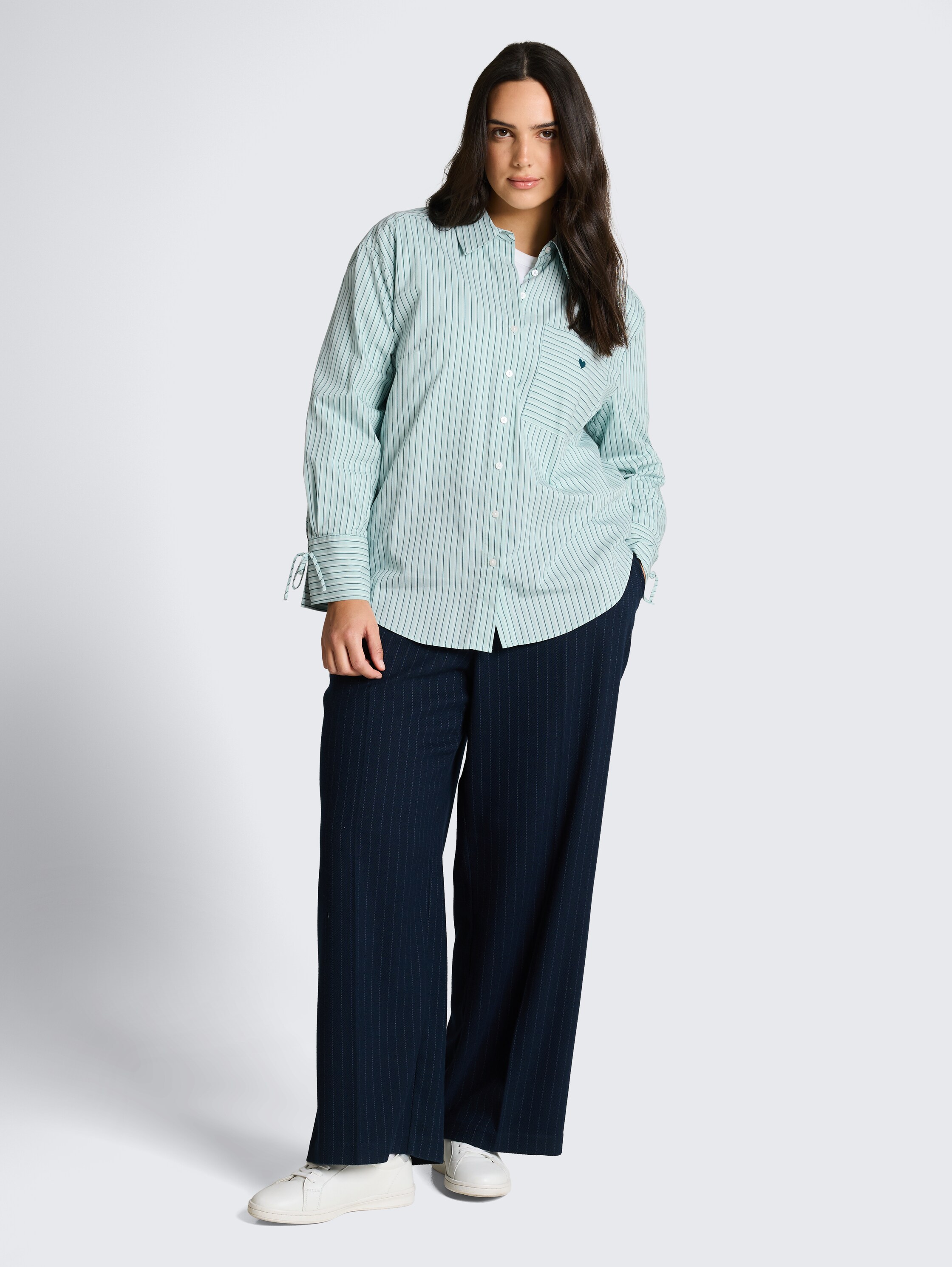 Plus Size - Oversize Hemdbluse mit Herz-Stickerei - blue haze irregular stripe - Model-Vorderansicht