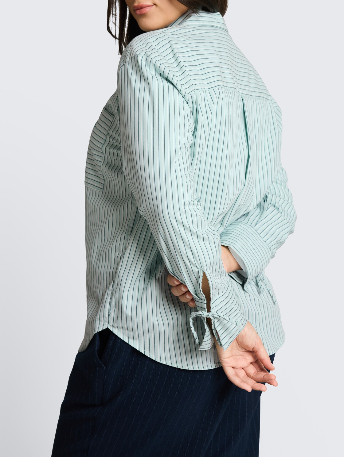 Plus Size - Oversize Hemdbluse mit Herz-Stickerei - blue haze irregular stripe - Detail-Model-Ansicht