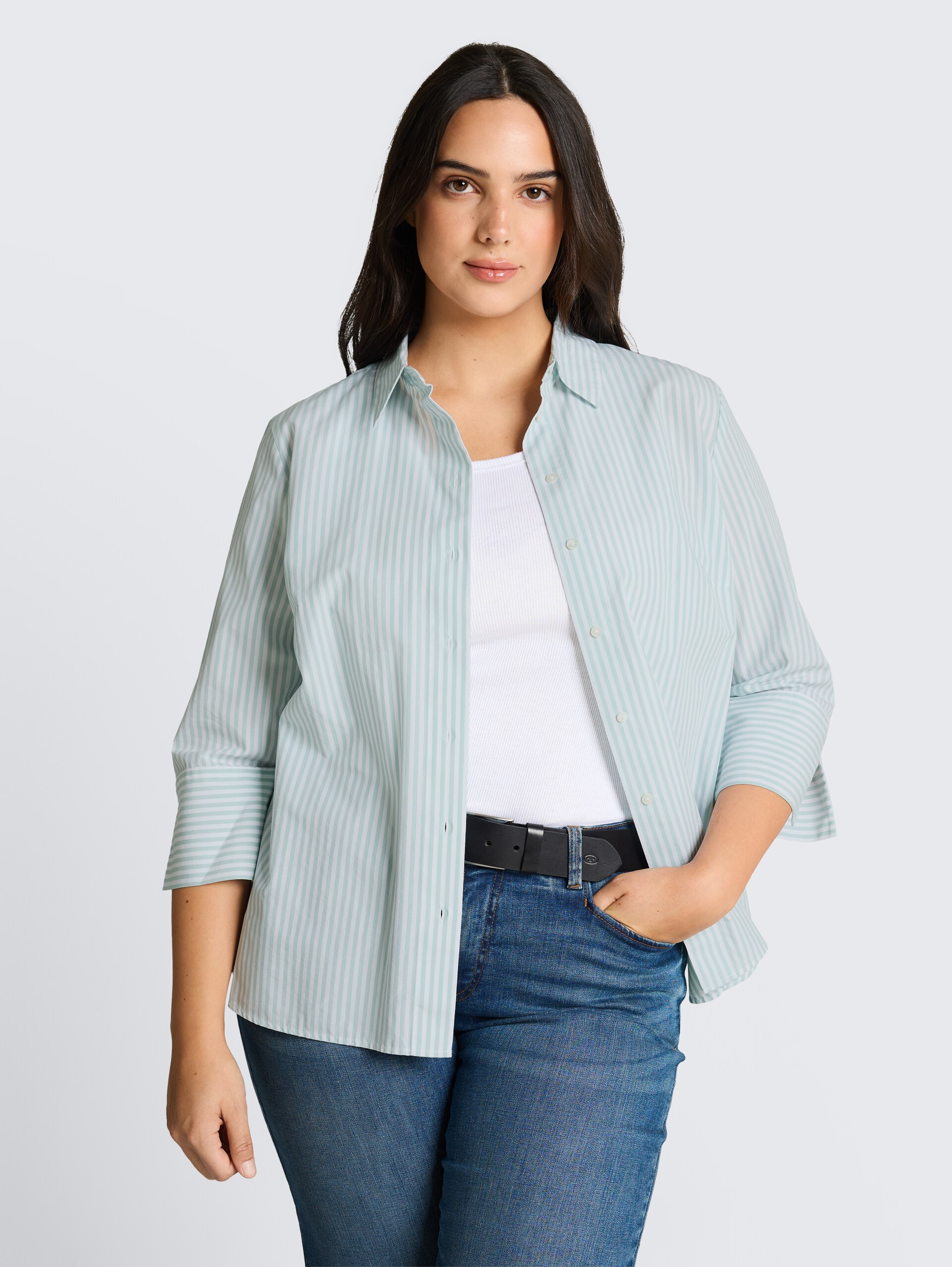 Plus Size - Hemdbluse mit Streifenmuster - blue haze white thin stripe - Ausschnitt Model-Vorderansicht