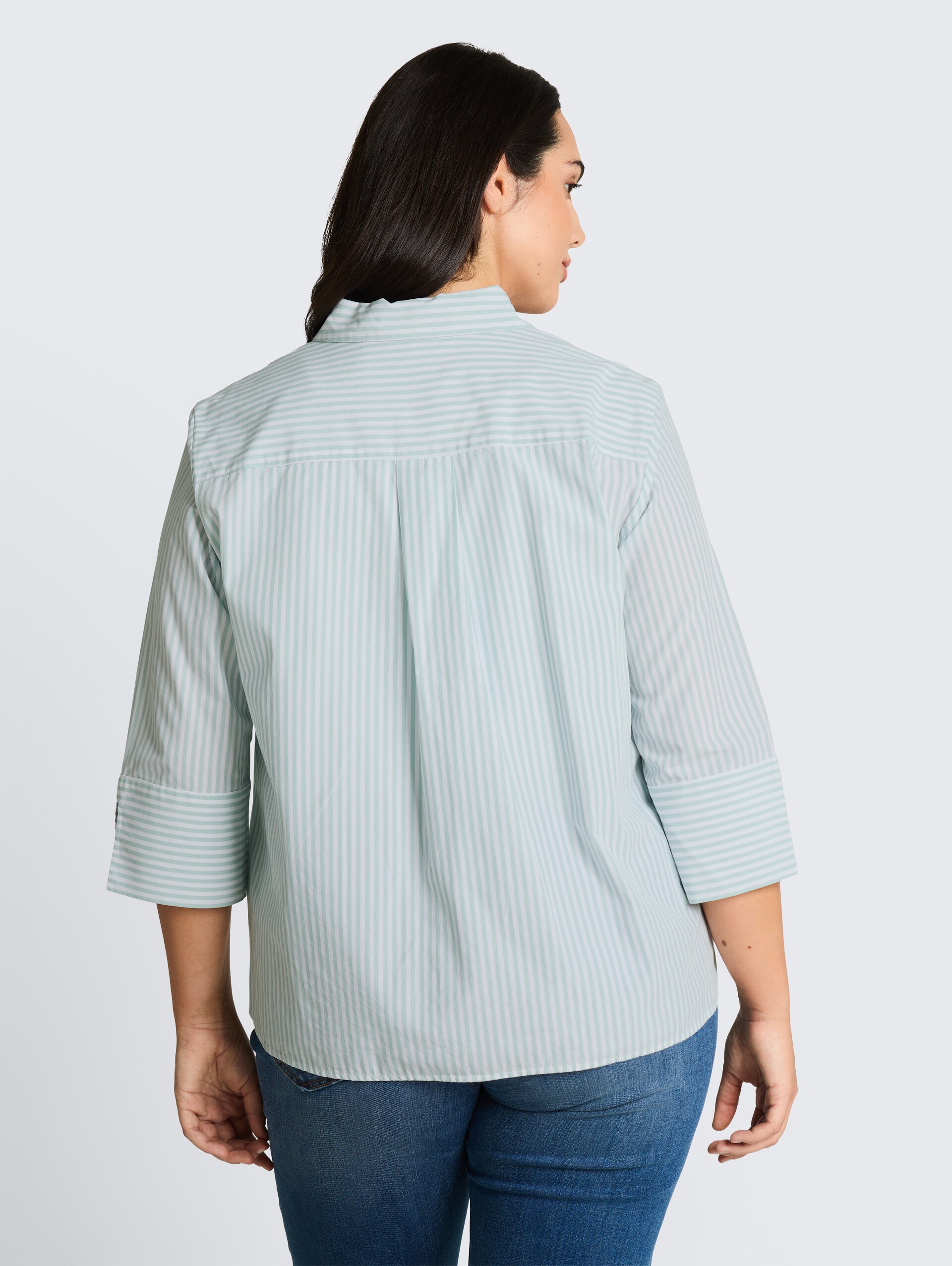Plus Size - Hemdbluse mit Streifenmuster - blue haze white thin stripe - Auschnitt Model-Rückansicht