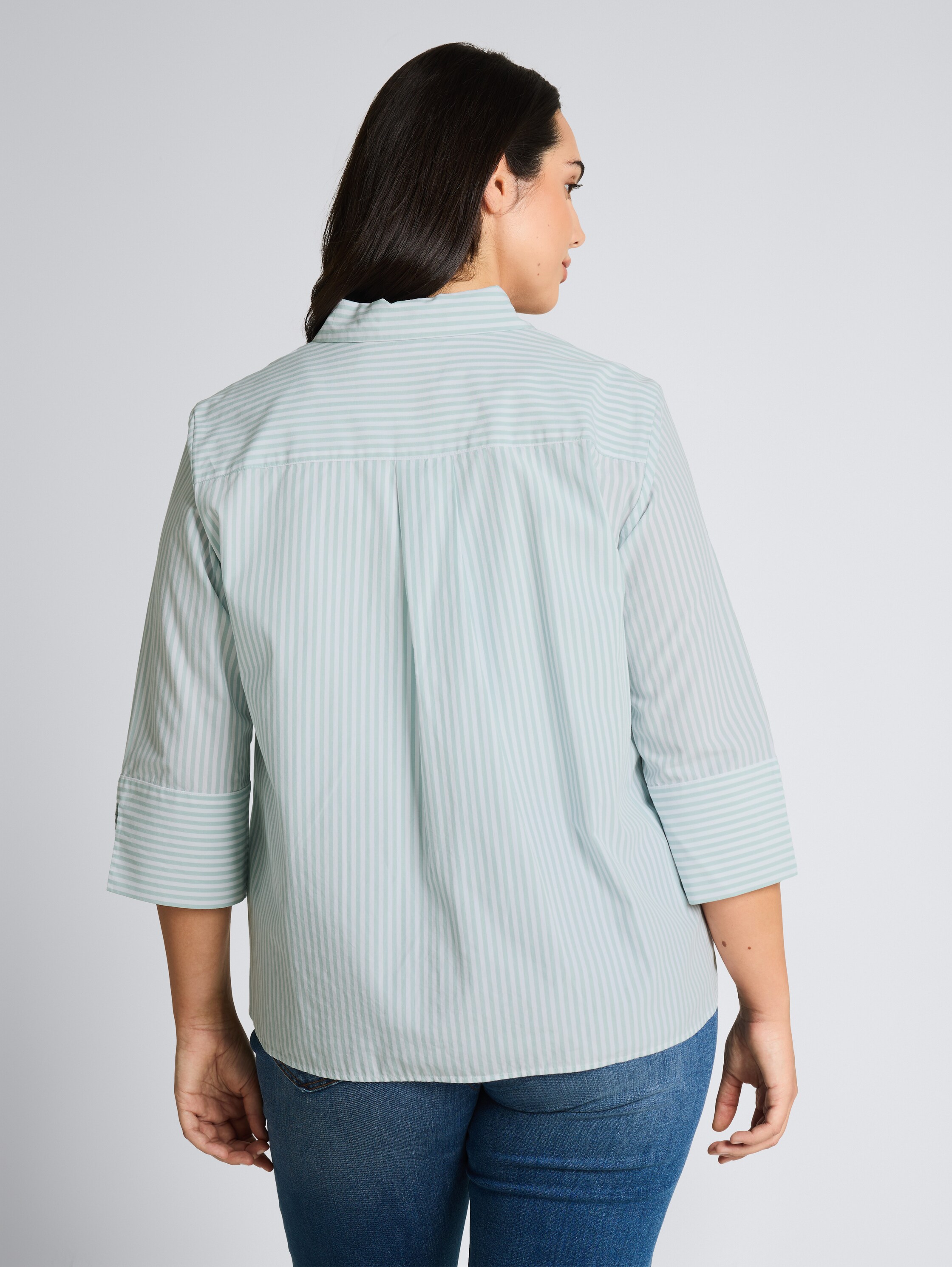 Plus Size - Hemdbluse mit Streifenmuster - blue haze white thin stripe - Auschnitt Model-Rückansicht