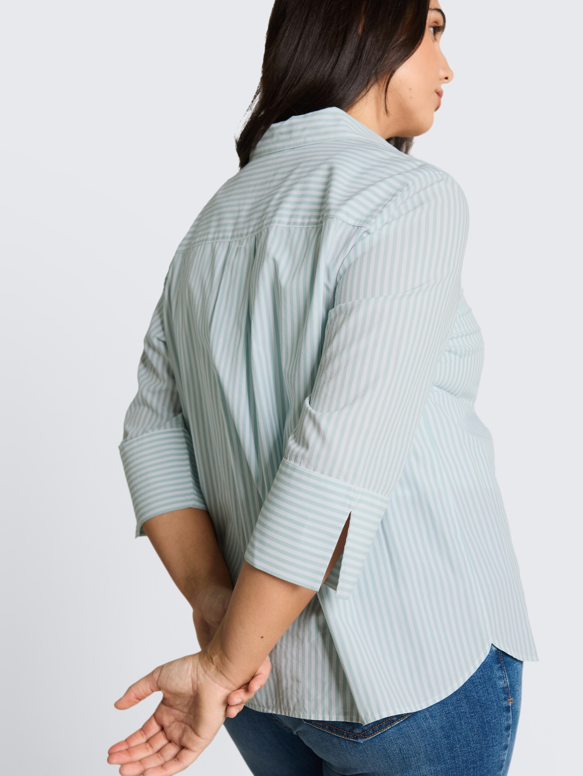 Plus Size - Hemdbluse mit Streifenmuster - blue haze white thin stripe - Detail-Model-Ansicht