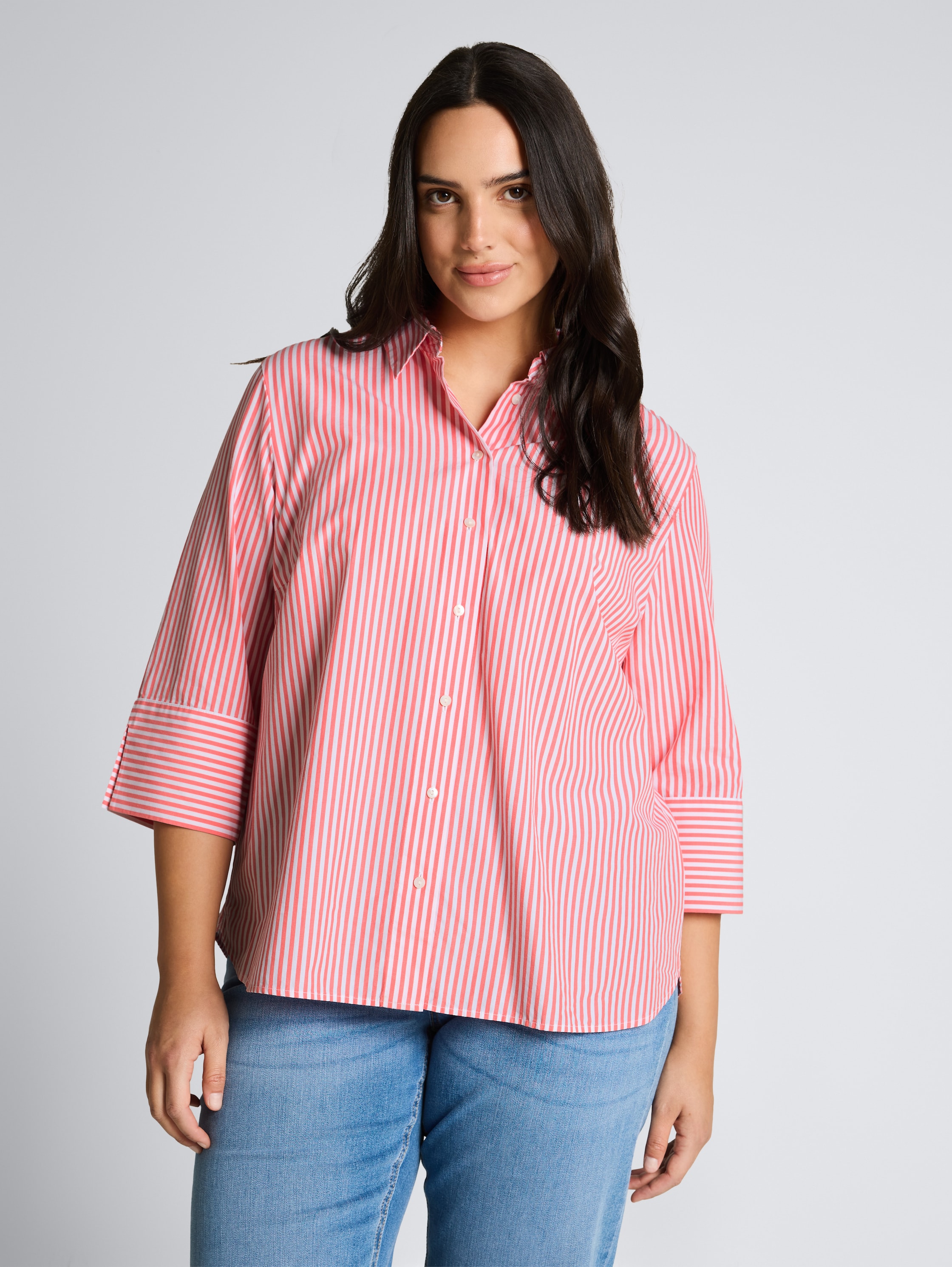 Plus Size - Hemdbluse mit Streifenmuster - soft coral white thin stripe - Ausschnitt Model-Vorderansicht