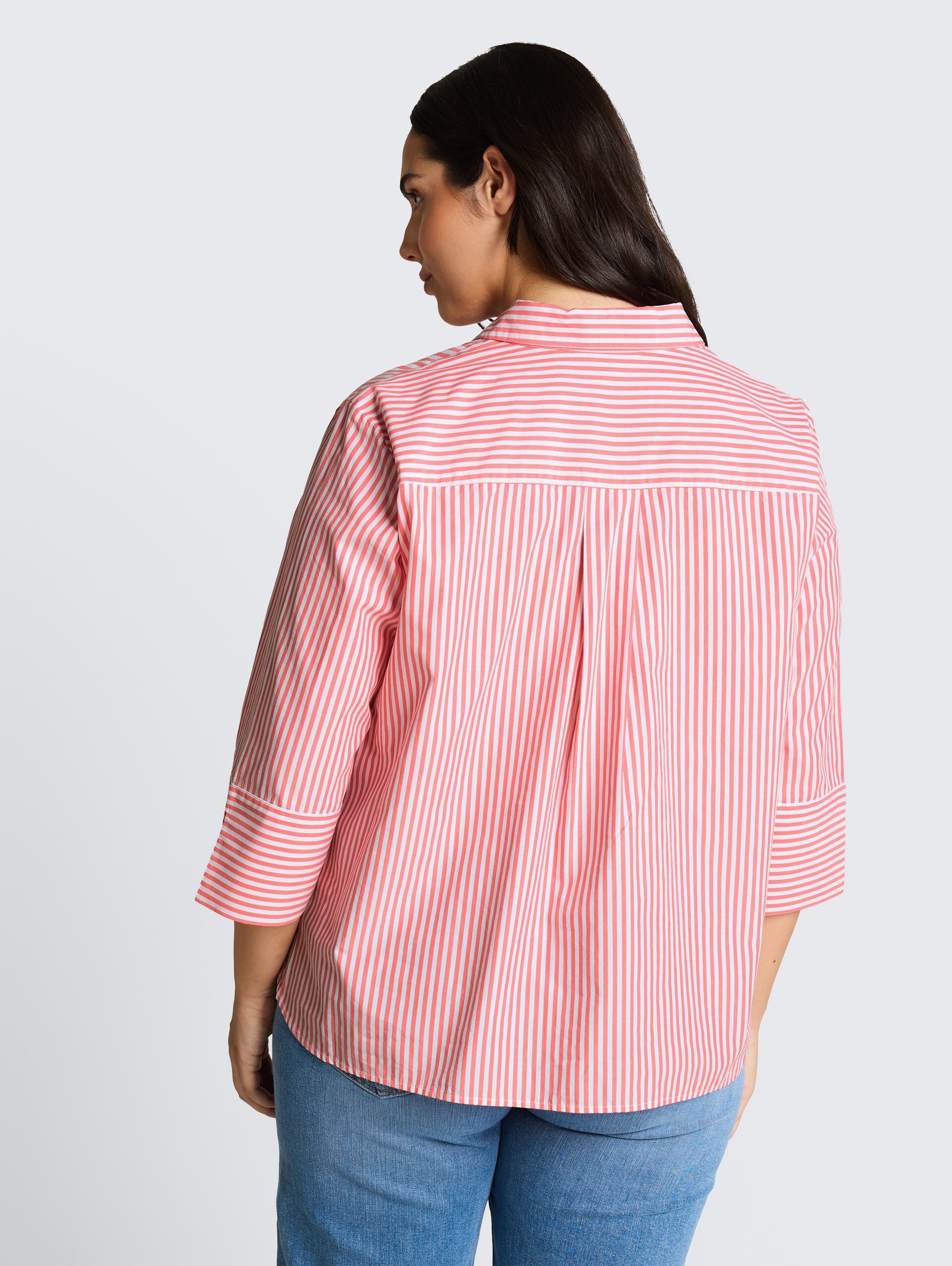 Plus Size - Overhemdblouse met streepjesmotief - soft coral white thin stripe - Neklijn model-achteraanzicht
