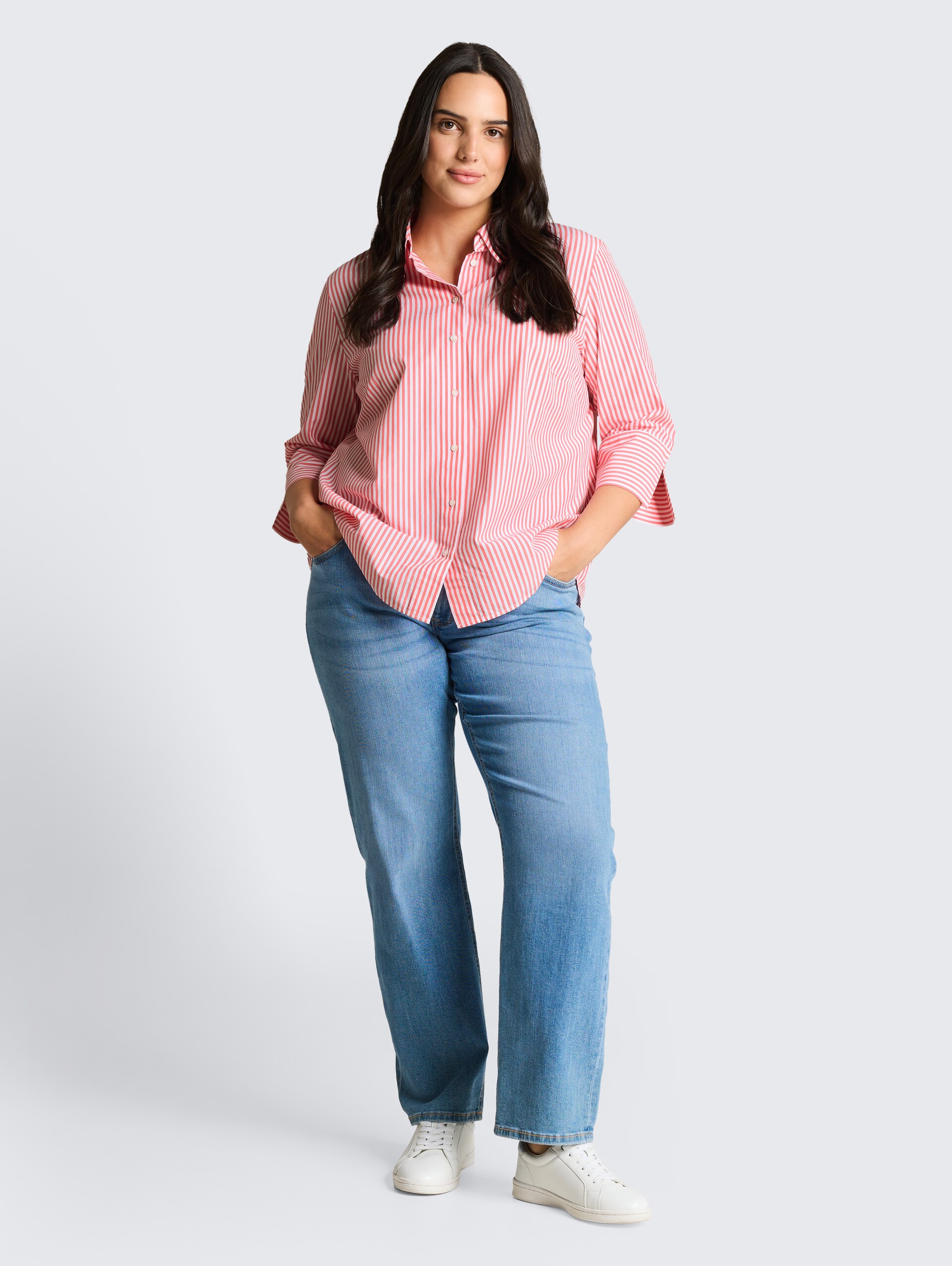 Plus Size - Overhemdblouse met streepjesmotief - soft coral white thin stripe - Model vooraanzicht