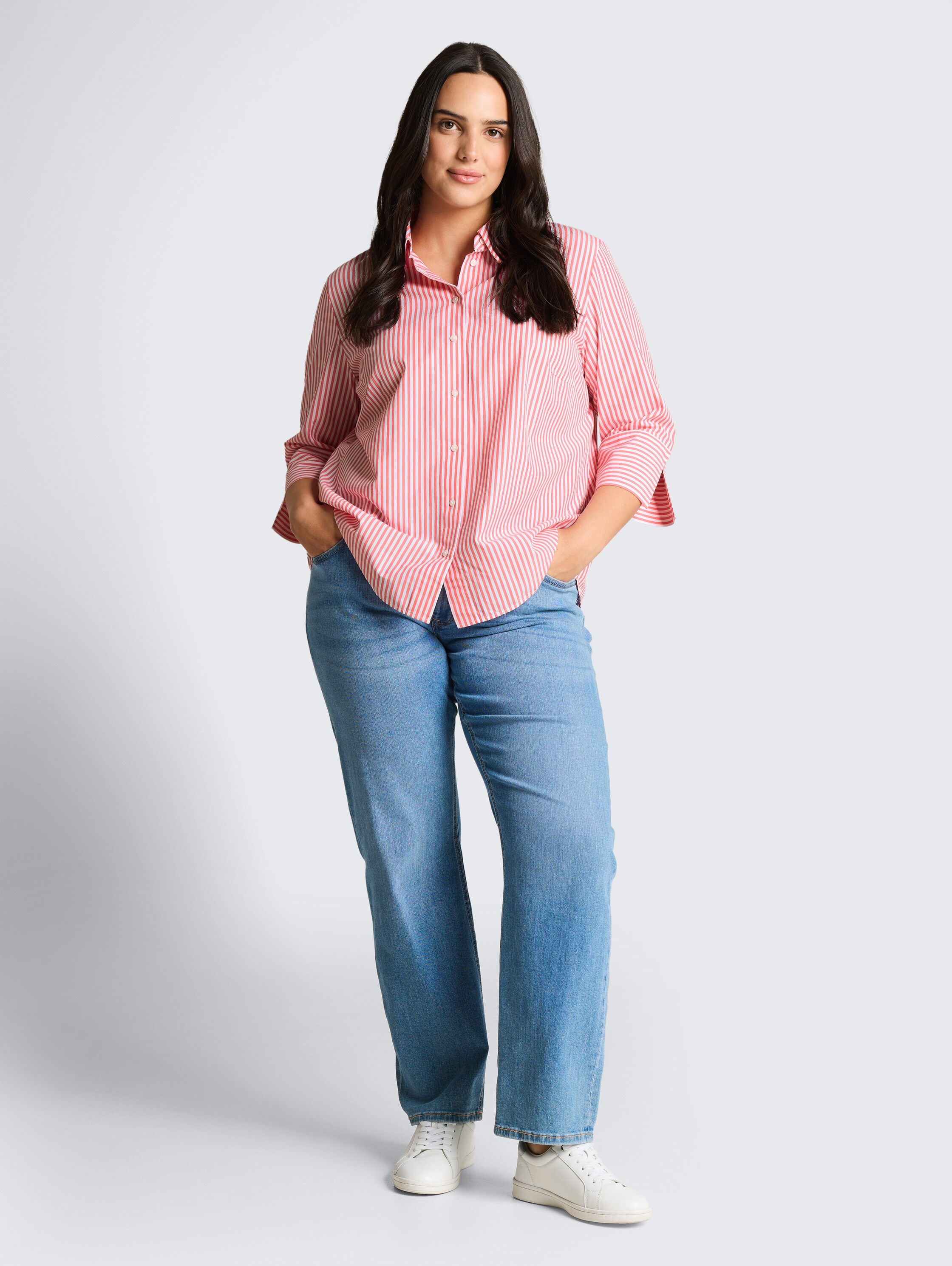 Plus Size - Hemdbluse mit Streifenmuster - soft coral white thin stripe - Model-Vorderansicht