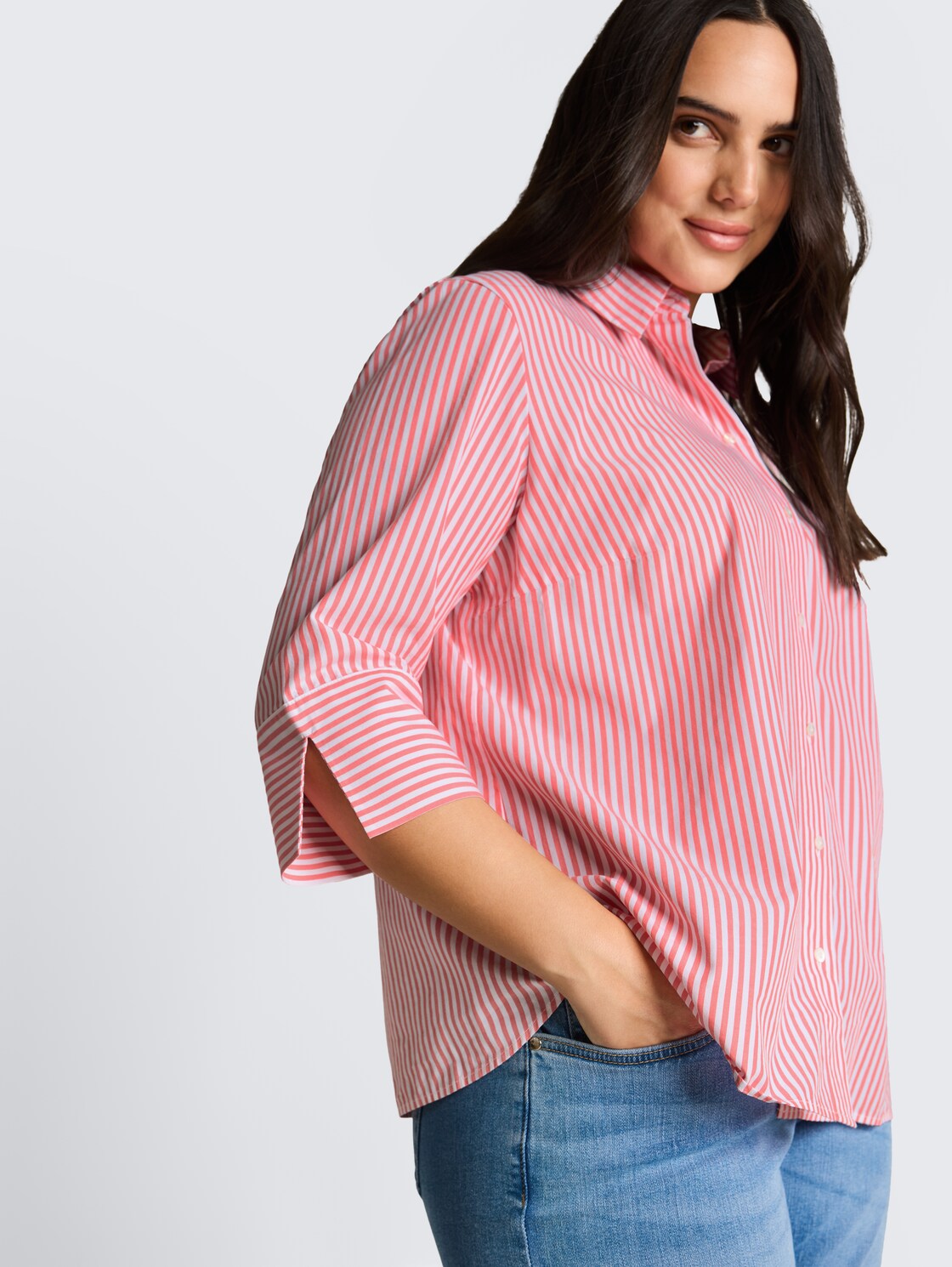 Plus Size - Hemdbluse mit Streifenmuster - soft coral white thin stripe - Detail-Model-Ansicht