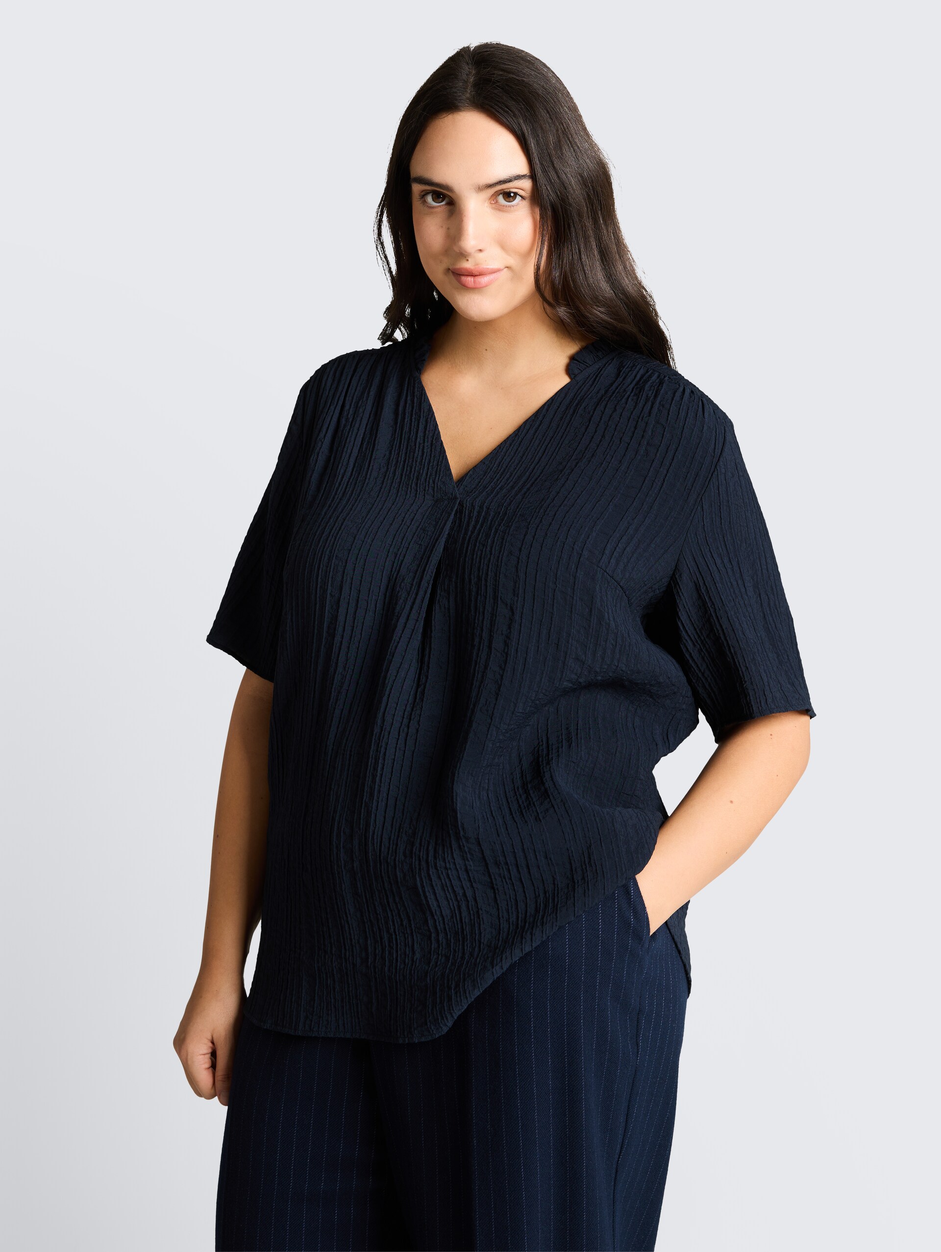 Plus Size - Crinkle Bluse mit V-Ausschnitt - sky captain blue - Ausschnitt Model-Vorderansicht