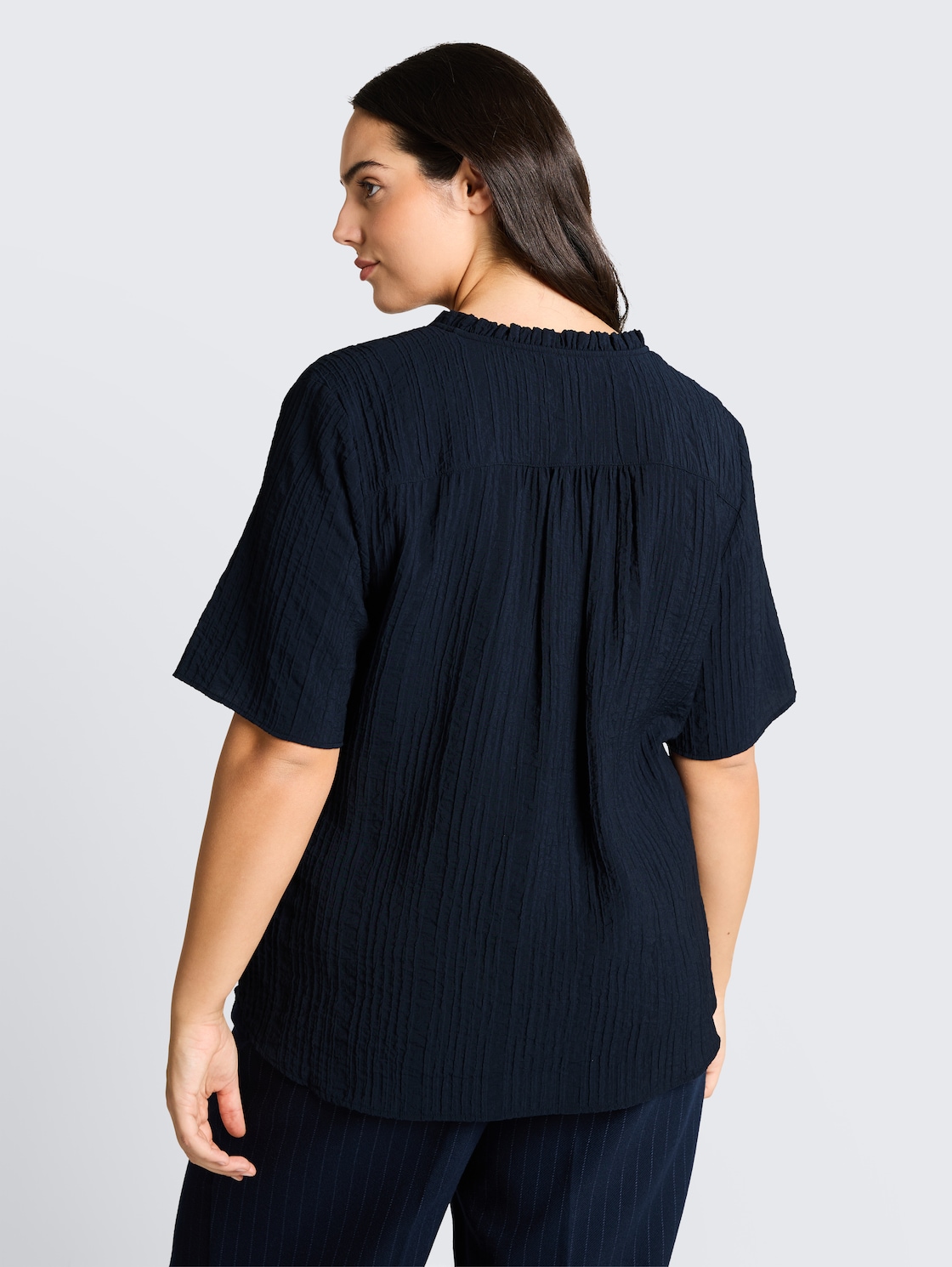 Plus Size - Crinkle Bluse mit V-Ausschnitt - sky captain blue - Auschnitt Model-Rückansicht
