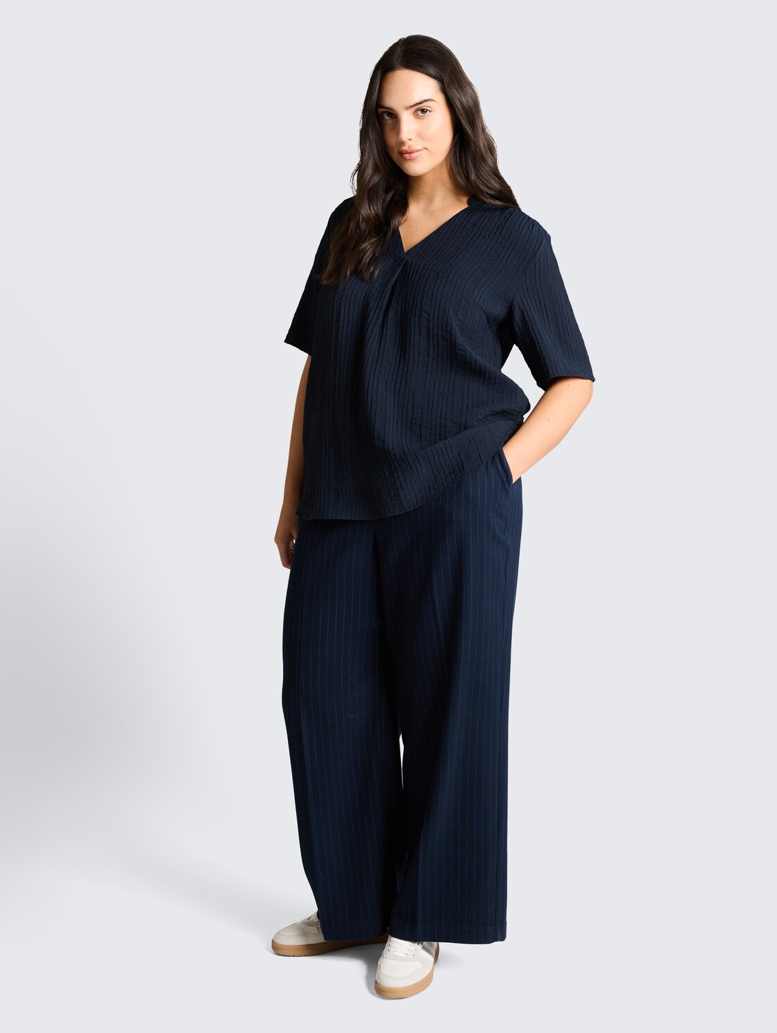 Plus Size - Crinkle Bluse mit V-Ausschnitt - sky captain blue - Model-Vorderansicht