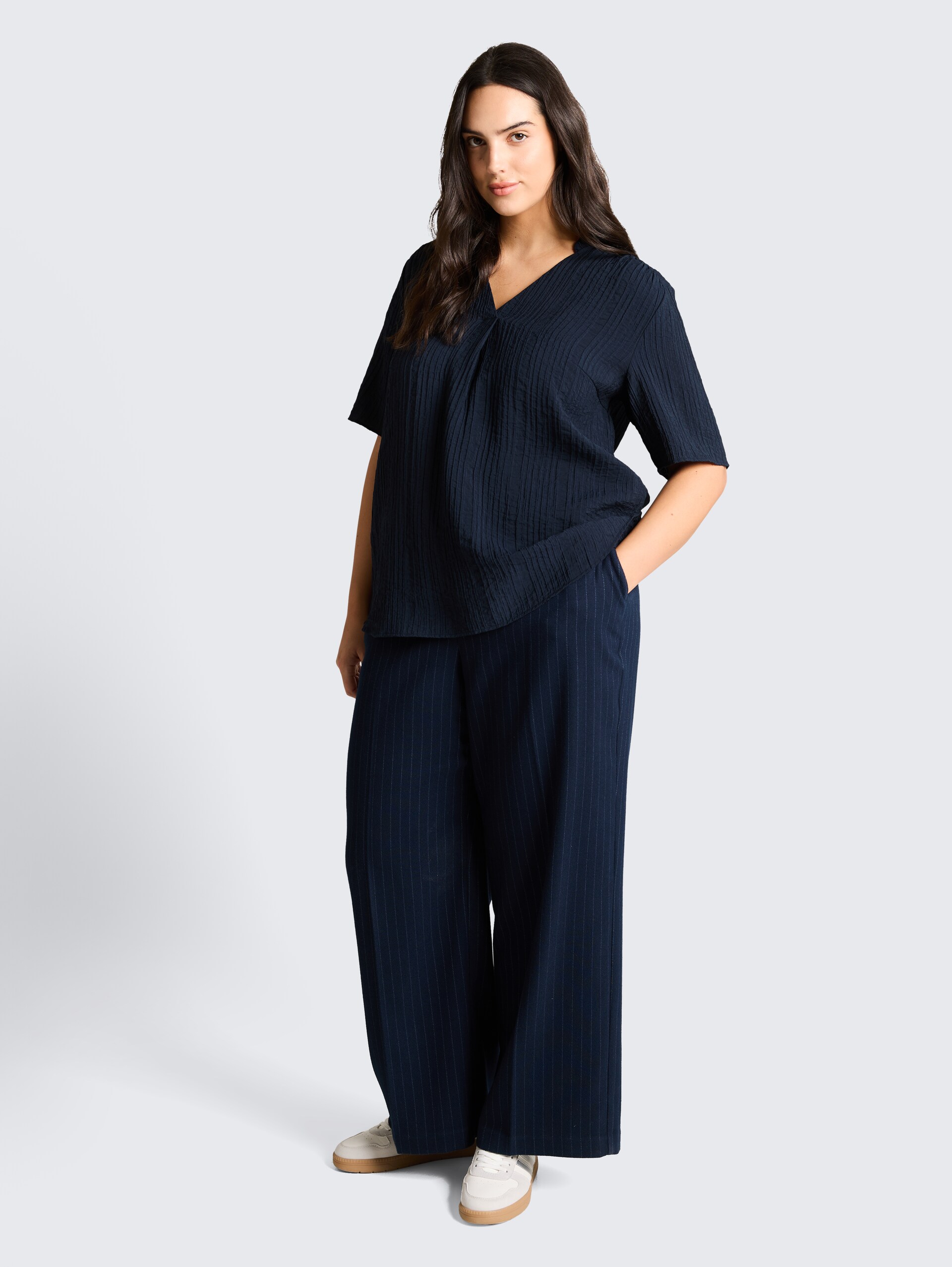 Plus Size - Crinkle Bluse mit V-Ausschnitt - sky captain blue - Model-Vorderansicht