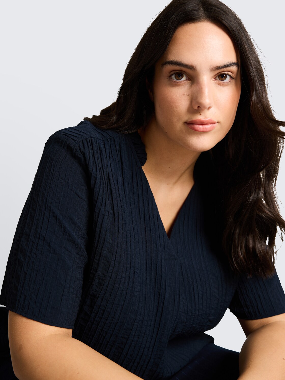 Plus Size - Crinkle Bluse mit V-Ausschnitt - sky captain blue - Detail-Model-Ansicht