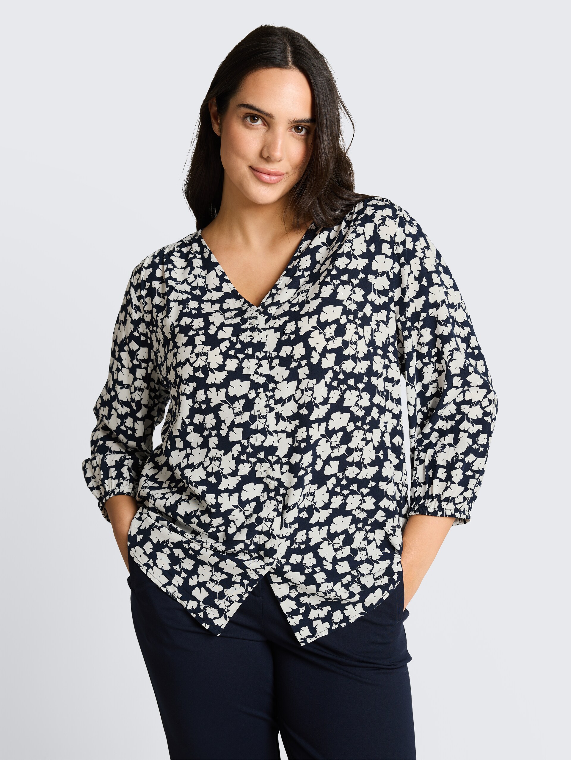 Plus Size - Bluse aus Viskose - blue ginkgo minimal - Ausschnitt Model-Vorderansicht