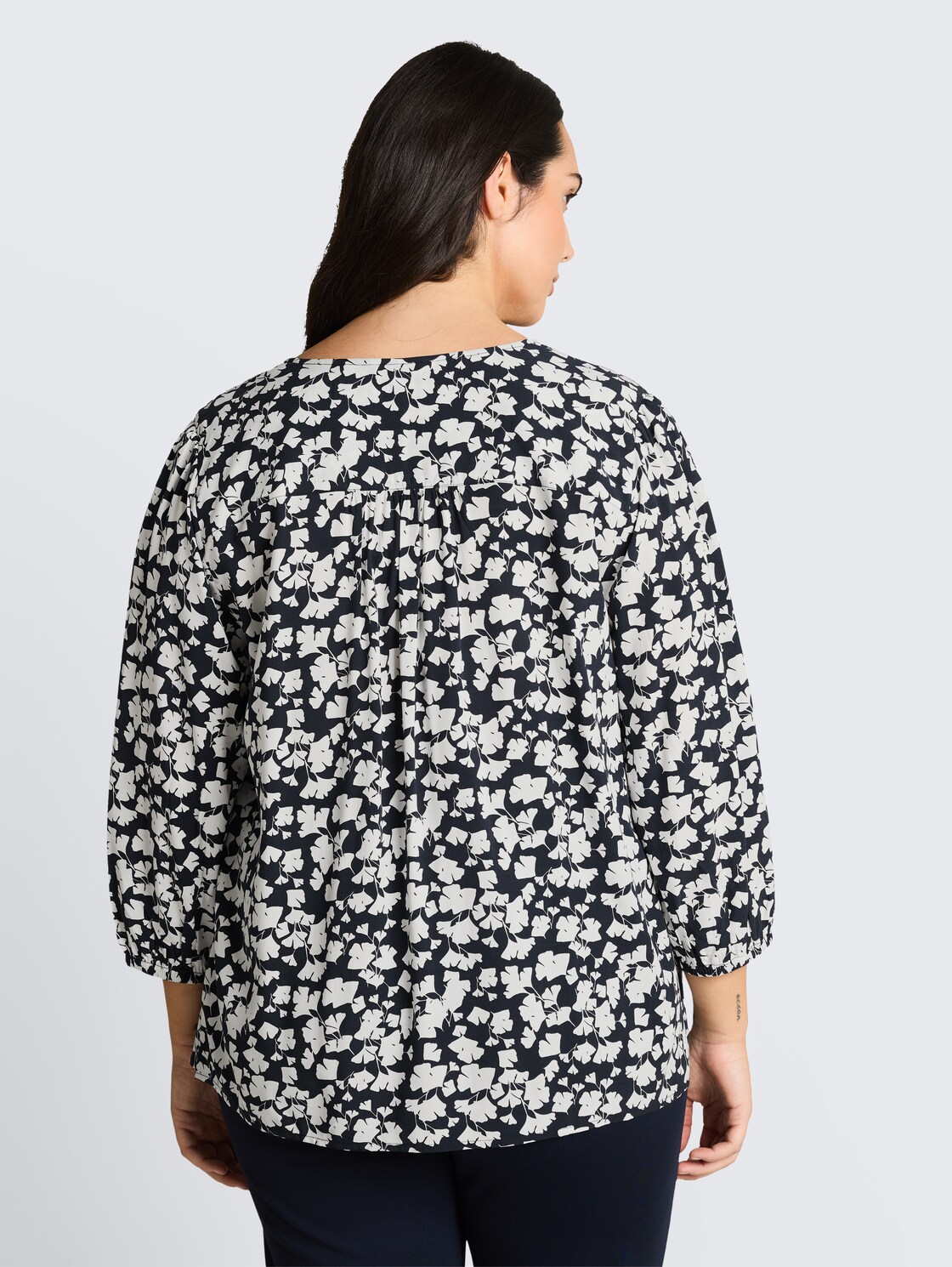 Plus Size - Bluse aus Viskose - blue ginkgo minimal - Auschnitt Model-Rückansicht