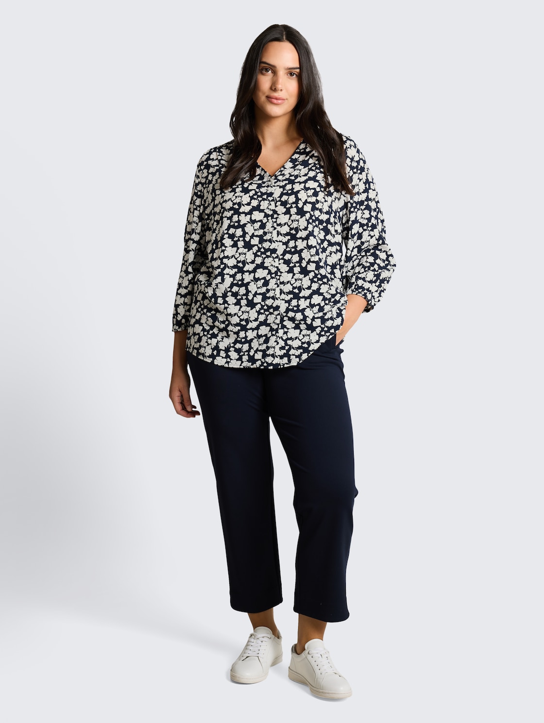 Plus Size - Bluse aus Viskose - blue ginkgo minimal - Model-Vorderansicht