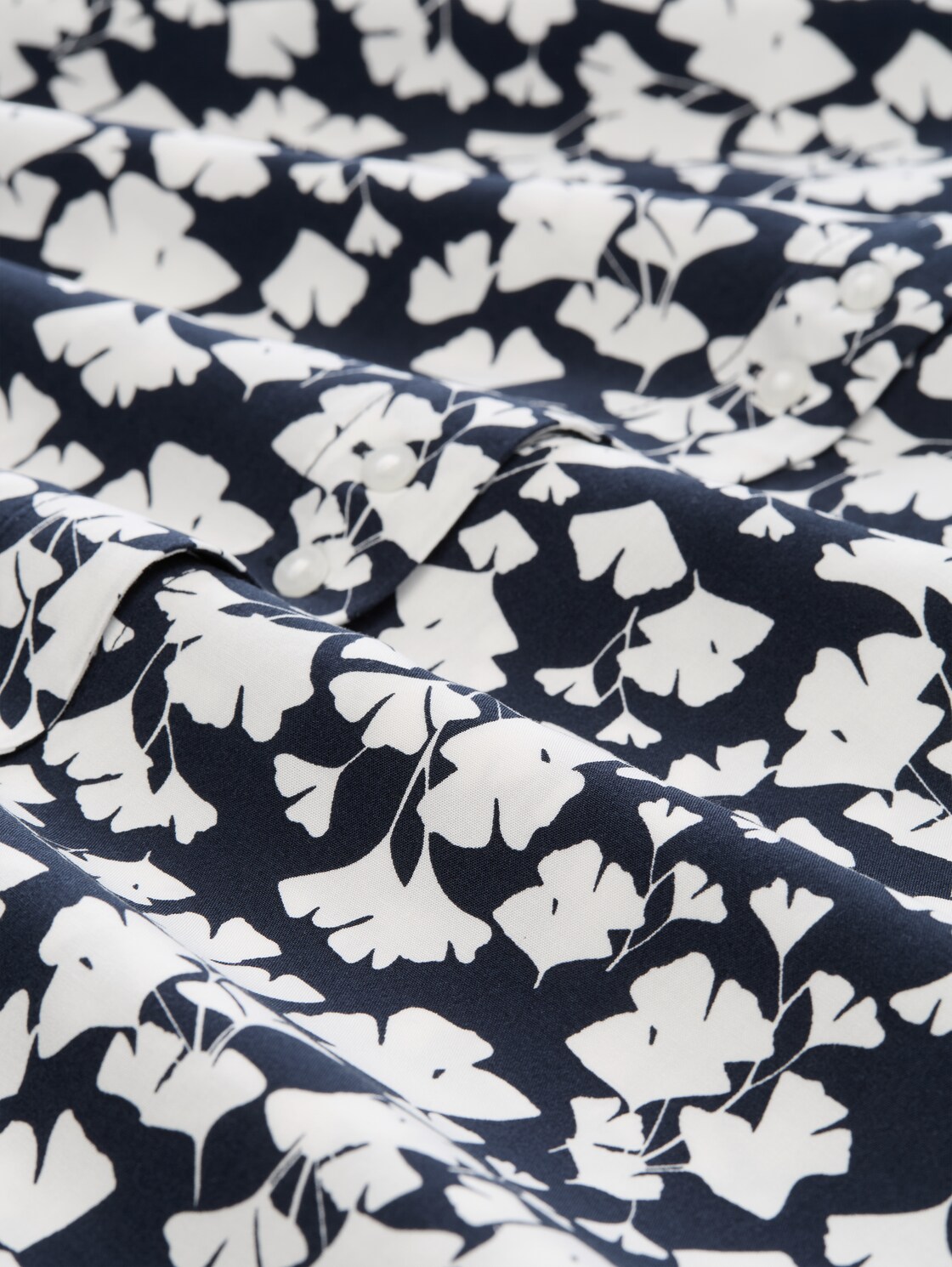 Plus Size - Bluse aus Viskose - blue ginkgo minimal - Material-Ansicht