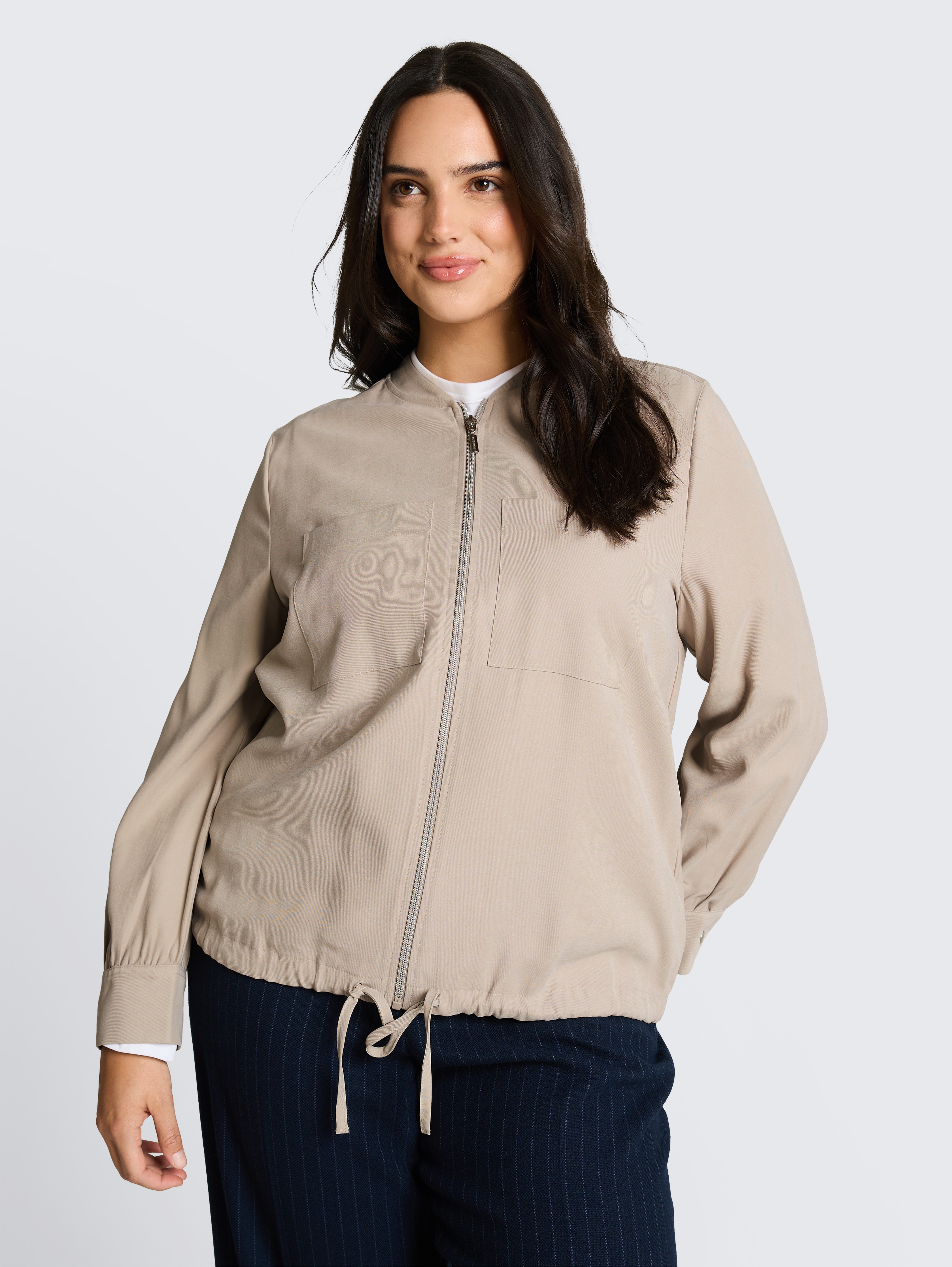 Plus Size - Loose Fit Bomberjacke mit Brusttaschen von Women Plus Size, soft taupe grey