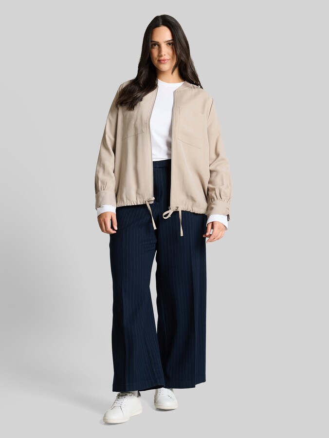 Plus Size - Loose Fit bomberjack met borstzakken door Women Plus Size, soft taupe grey