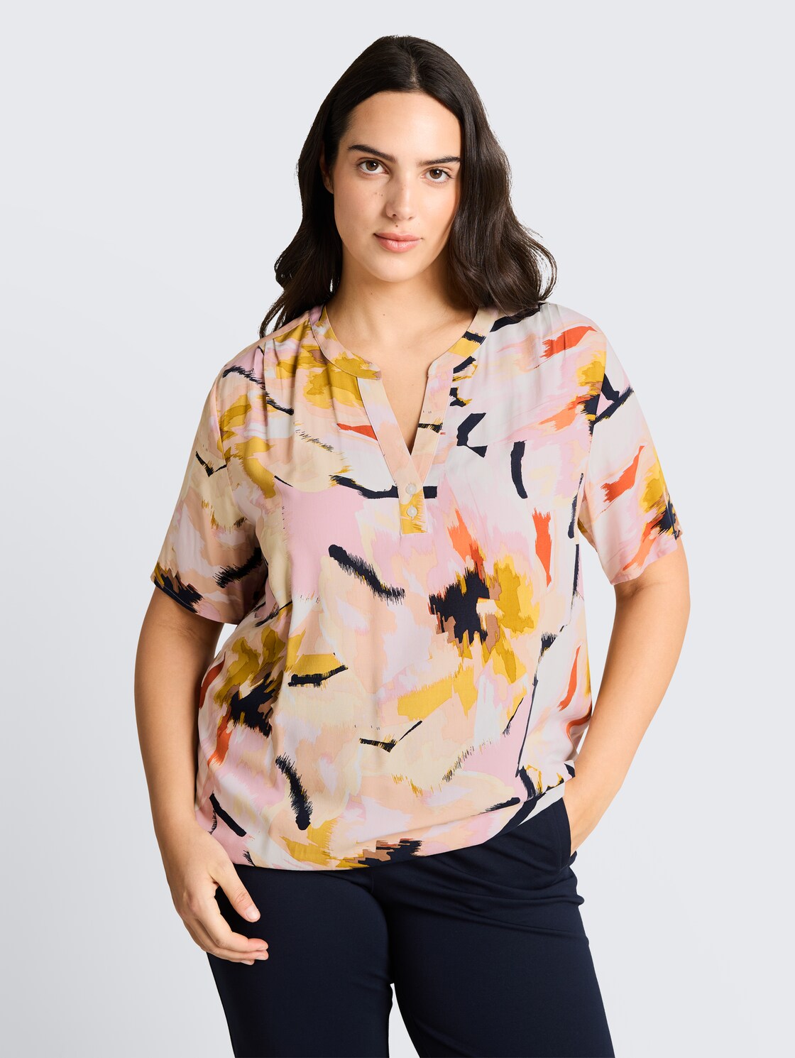Plus Size - Bluse mit Muster - big abstract flower print - Ausschnitt Model-Vorderansicht
