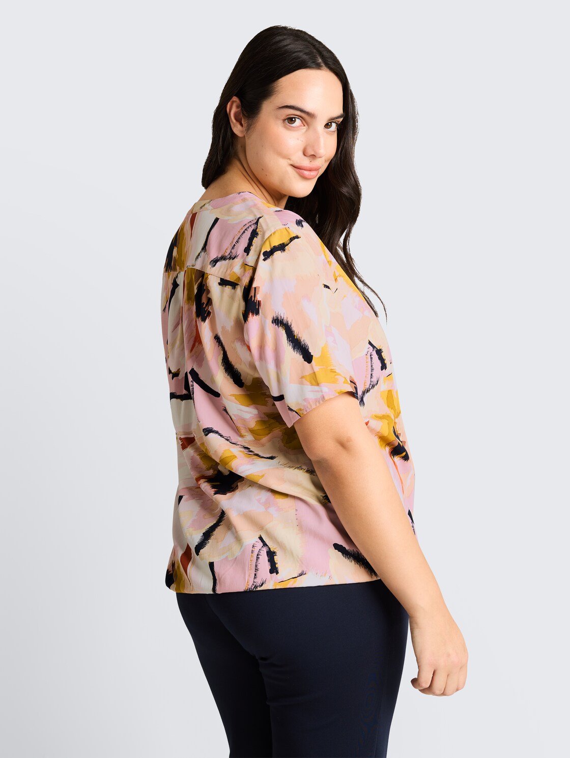 Plus Size - Bluse mit Muster - big abstract flower print - Auschnitt Model-Rückansicht