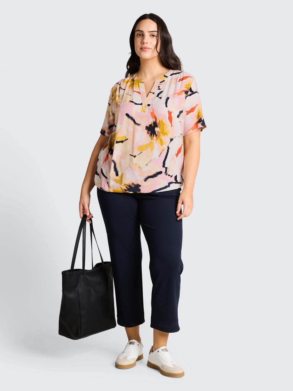 Plus Size - Bluse mit Muster - big abstract flower print - Model-Vorderansicht