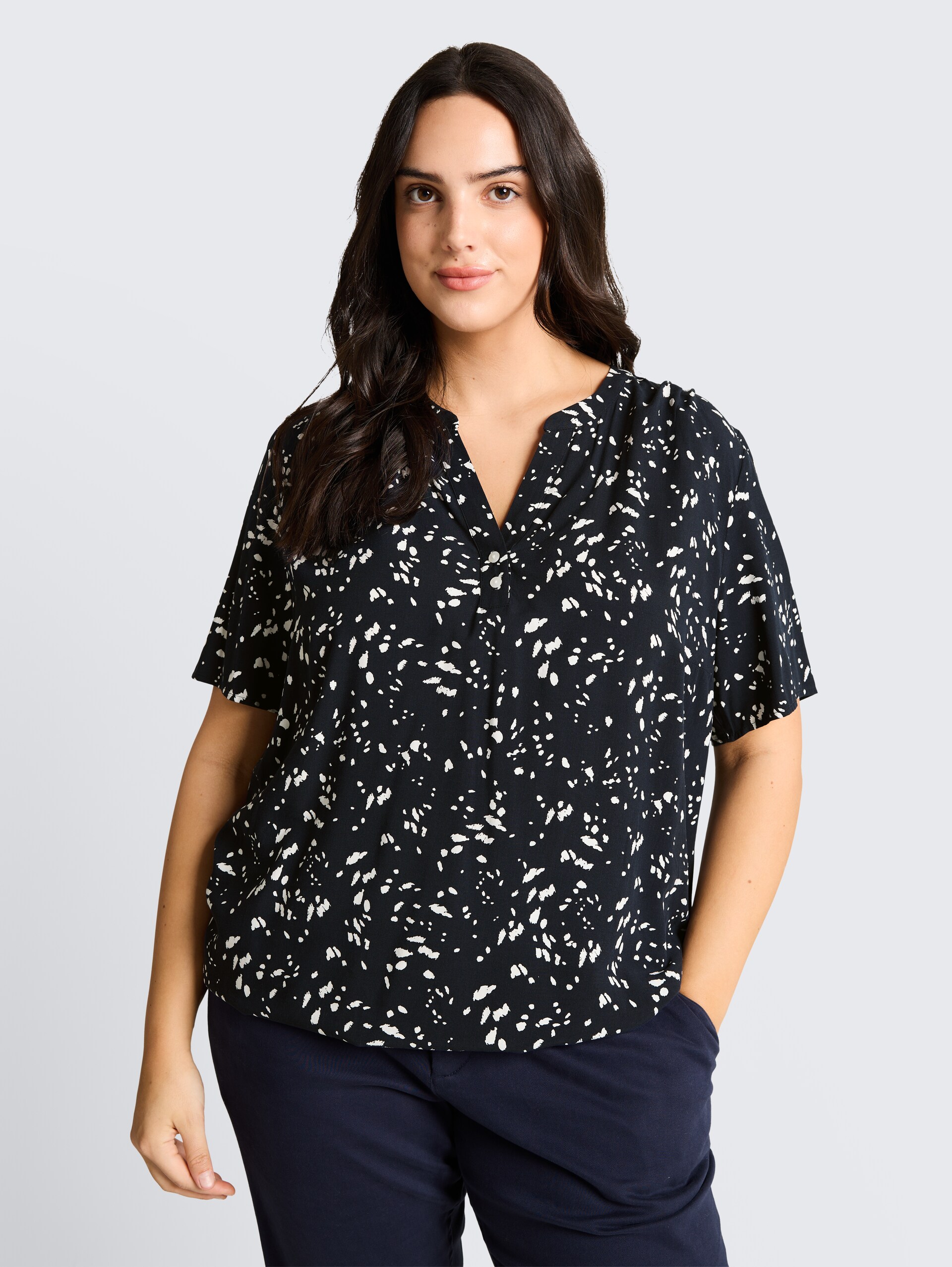 Plus Size - Bluse mit Muster - navy dot - Ausschnitt Model-Vorderansicht