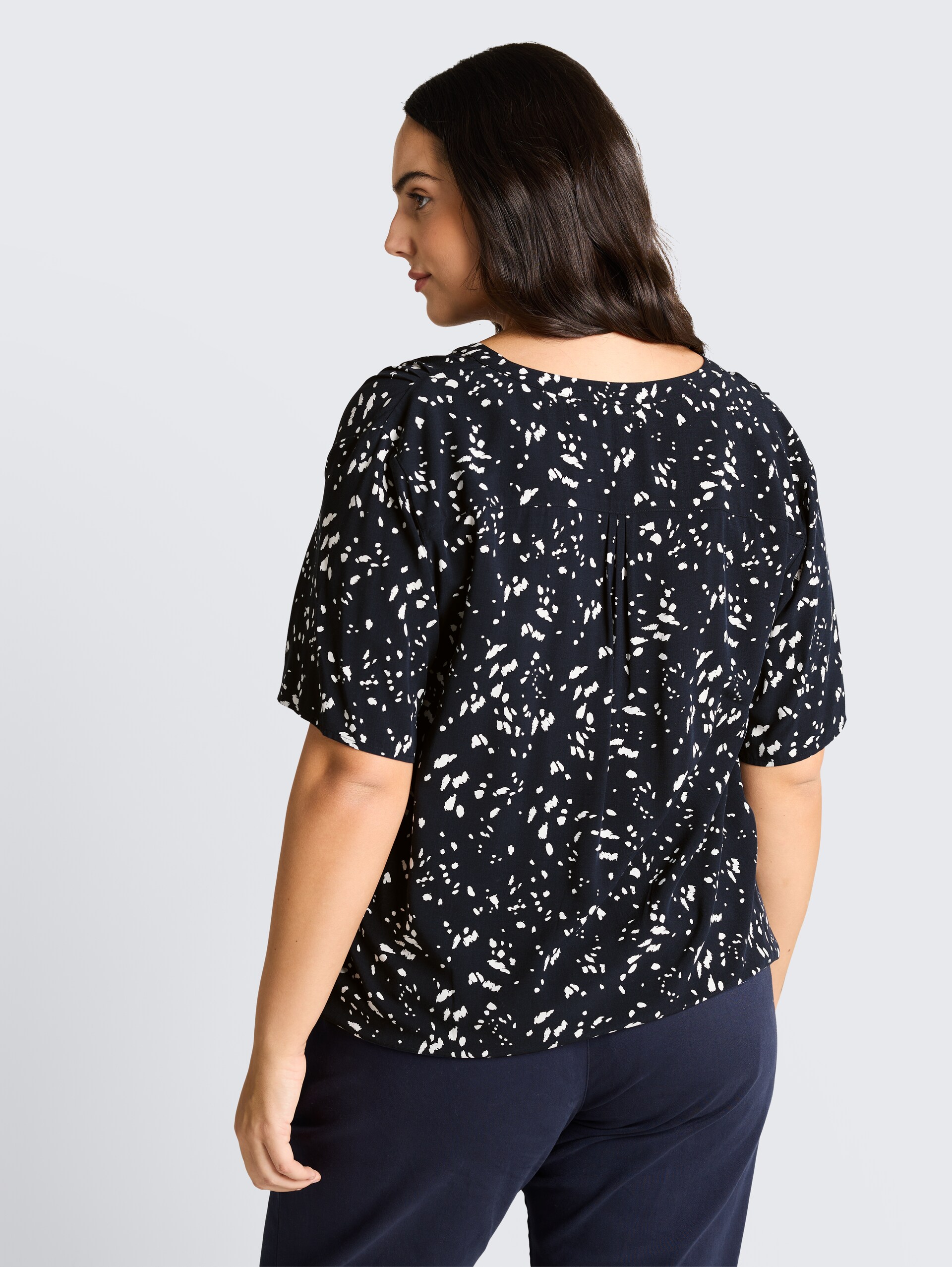 Plus Size - Bluse mit Muster - navy dot - Auschnitt Model-Rückansicht