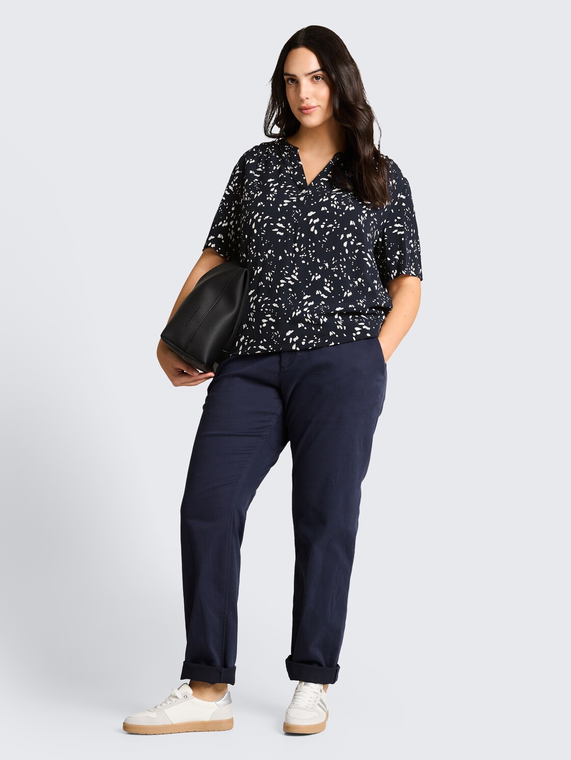 Plus Size - Bluse mit Muster - navy dot - Model-Vorderansicht