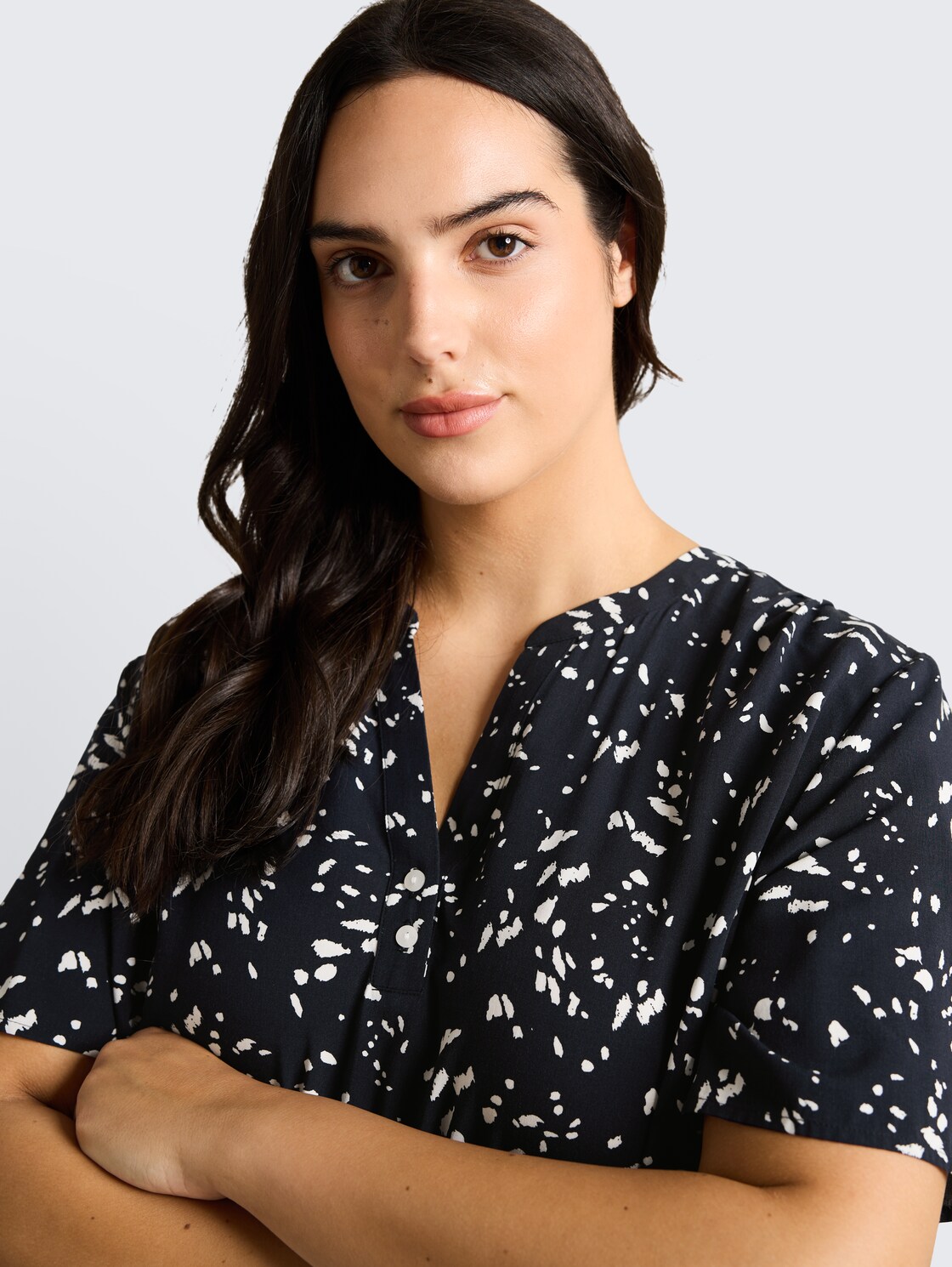 Plus Size - Bluse mit Muster - navy dot - Detail-Model-Ansicht