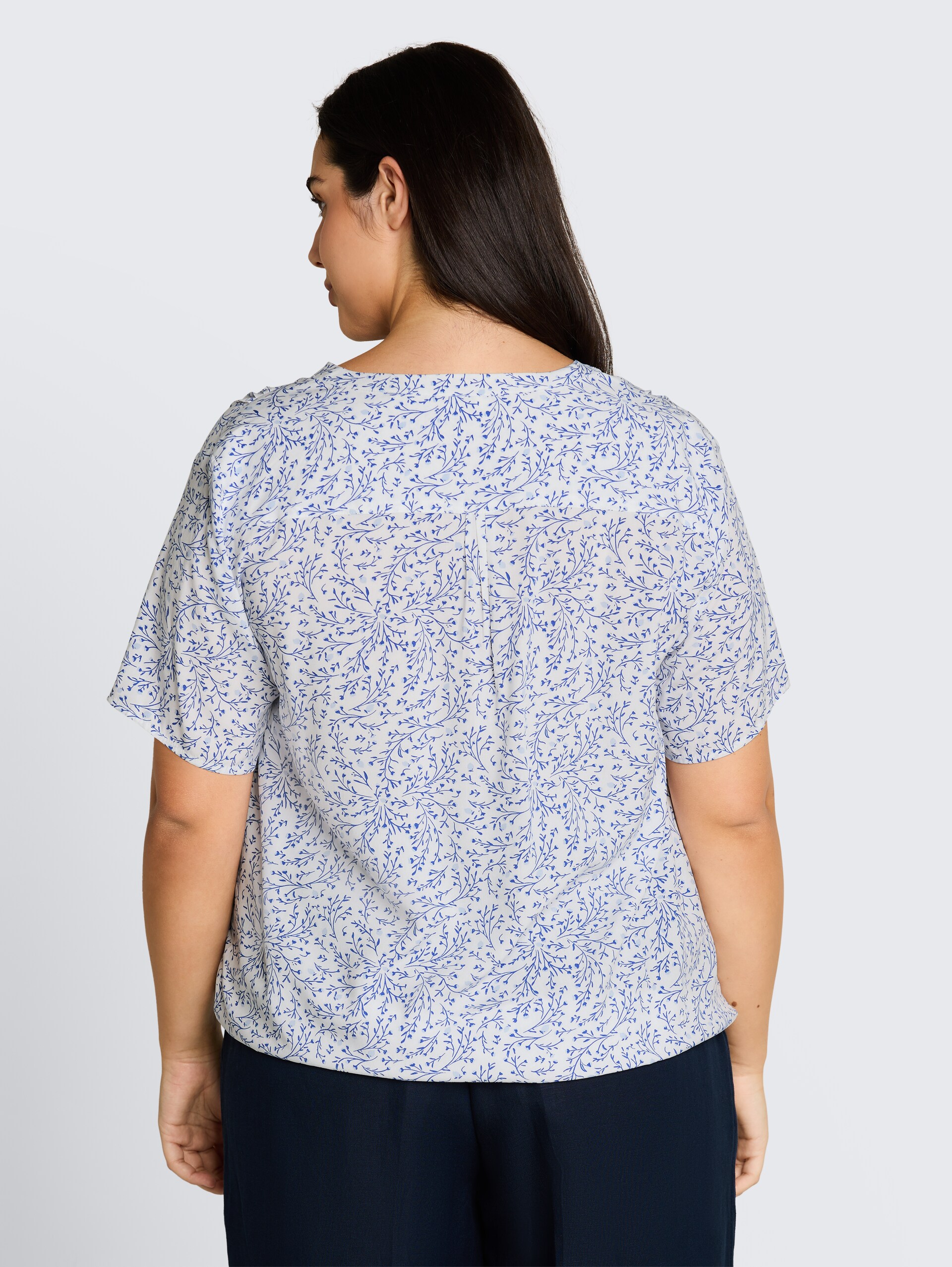Plus Size - Bluse mit Muster - white small leaves design - Auschnitt Model-Rückansicht