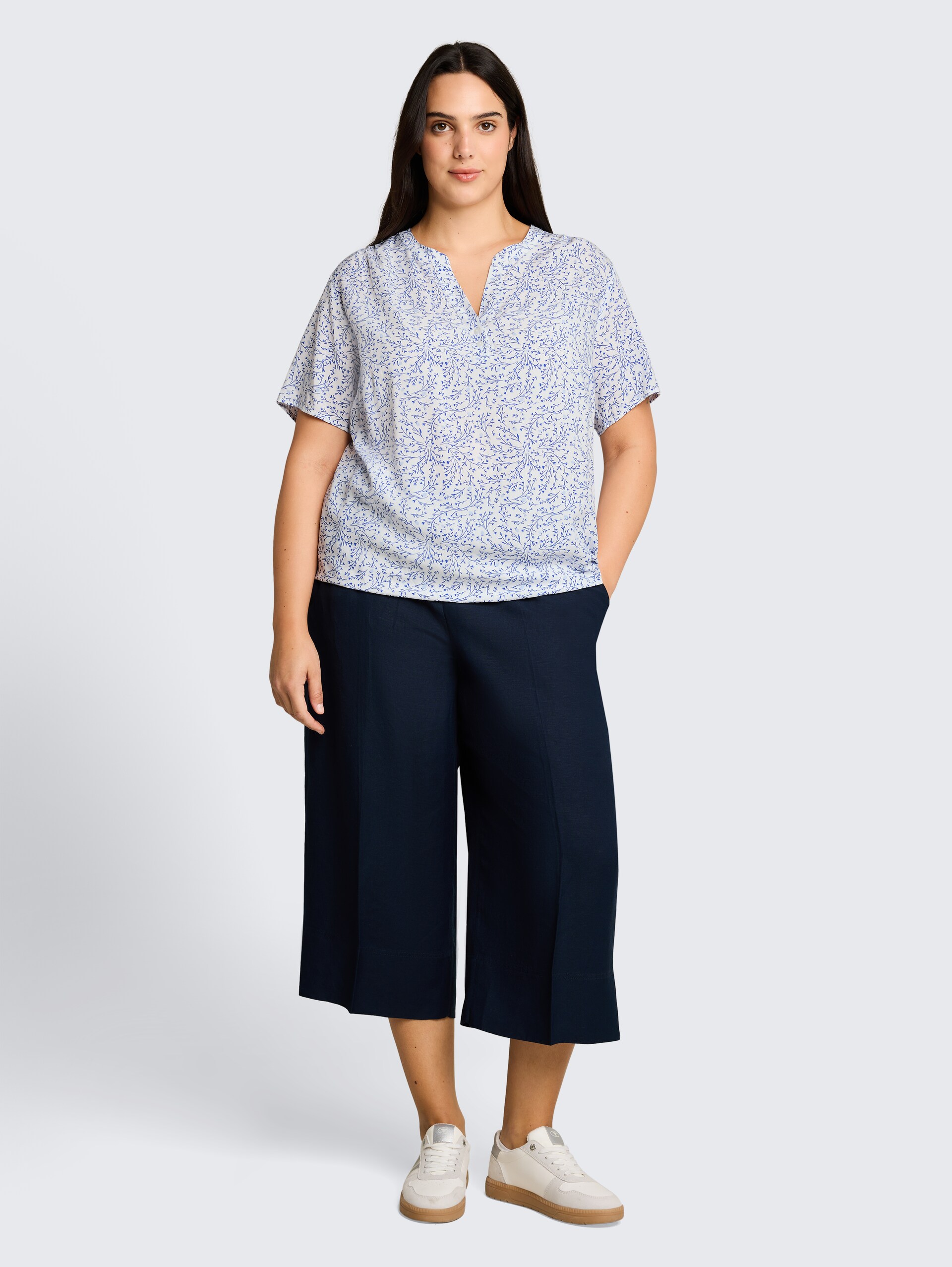 Plus Size - Bluse mit Muster - white small leaves design - Model-Vorderansicht