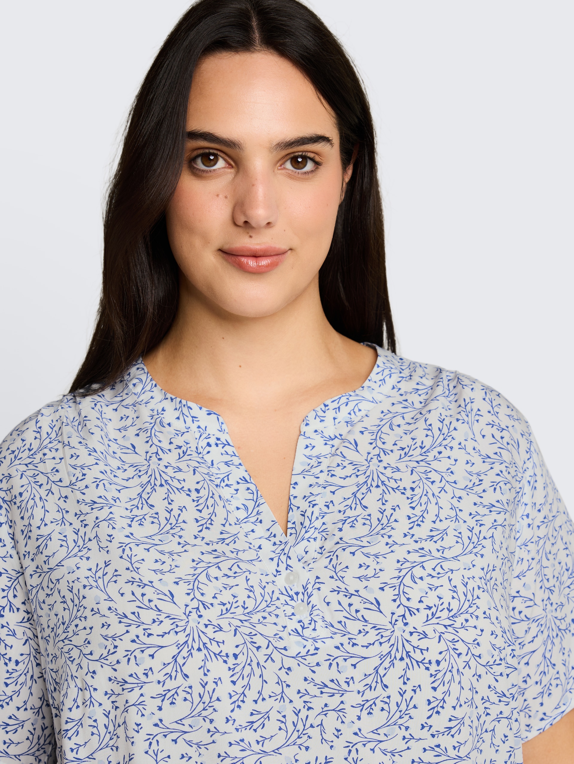 Plus Size - Bluse mit Muster - white small leaves design - Detail-Model-Ansicht