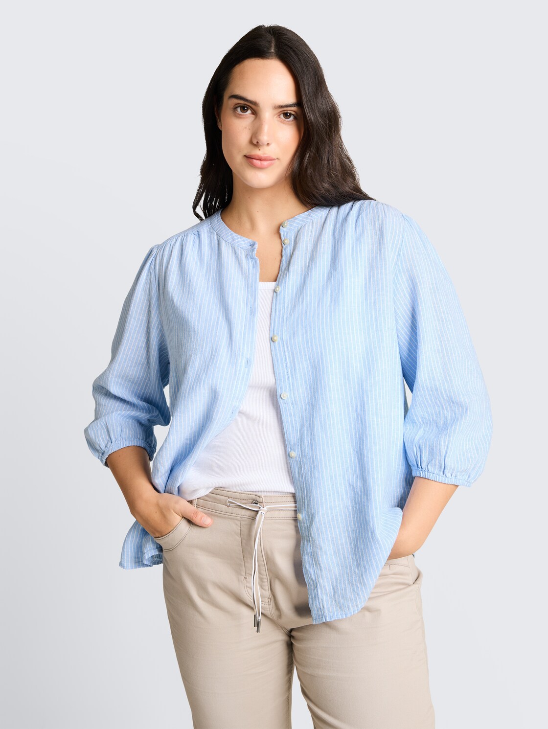 Plus Size - Bluse mit Leinenanteil - fjord blue irregular stripe - Ausschnitt Model-Vorderansicht