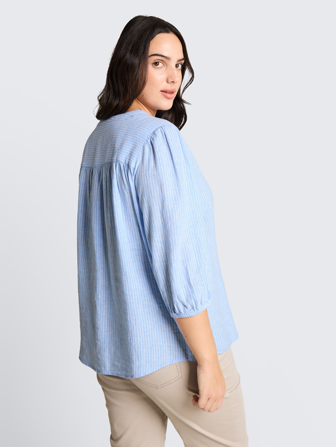 Plus Size - Bluse mit Leinenanteil - fjord blue irregular stripe - Auschnitt Model-Rückansicht
