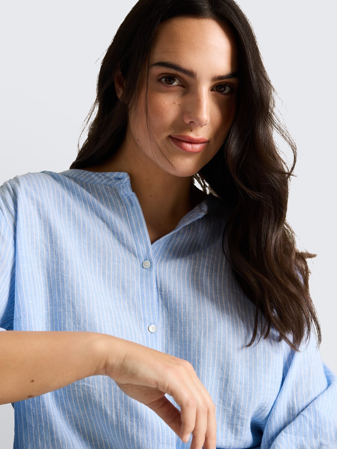 Plus Size - Bluse mit Leinenanteil - fjord blue irregular stripe - Detail-Model-Ansicht