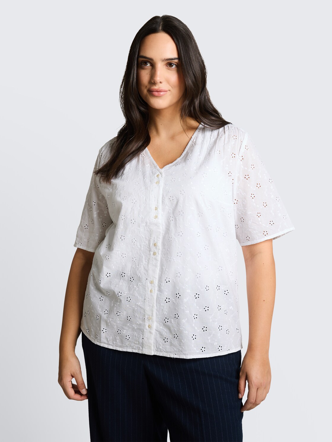 Plus Size - Bluse mit Lochstickerei - White - Ausschnitt Model-Vorderansicht